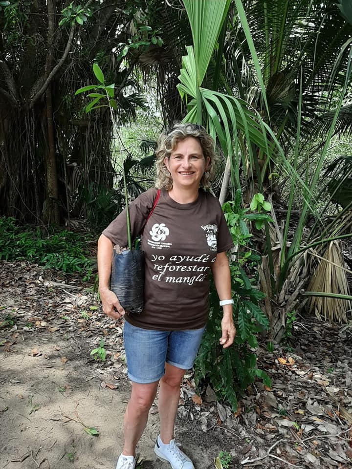 En Oaxaca, reforestando el manglar de La Ventanilla.