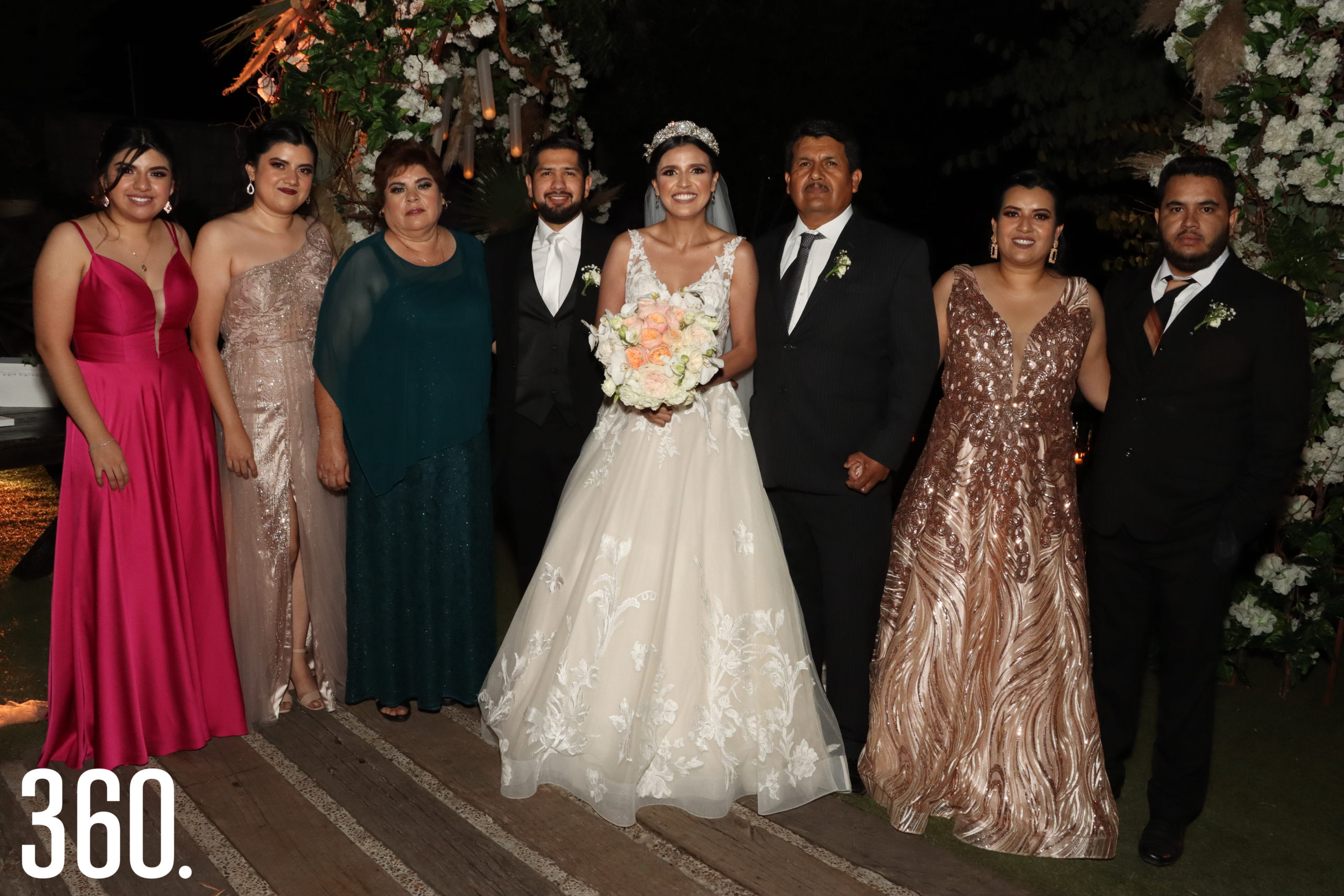 El recién integrado matrimonio Mendoza García con la familia Sheila.