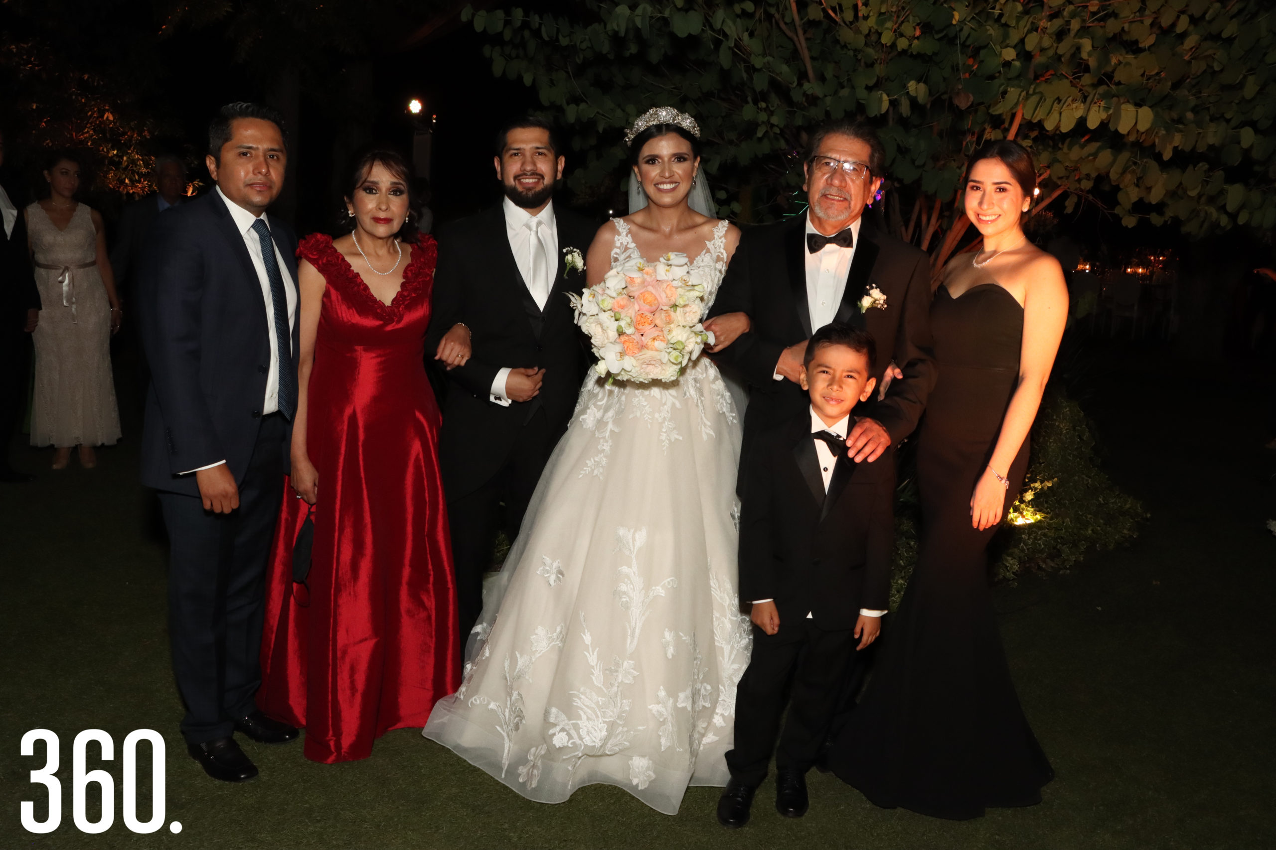 La familia del novio con Guido García y Sheila Mendoza.