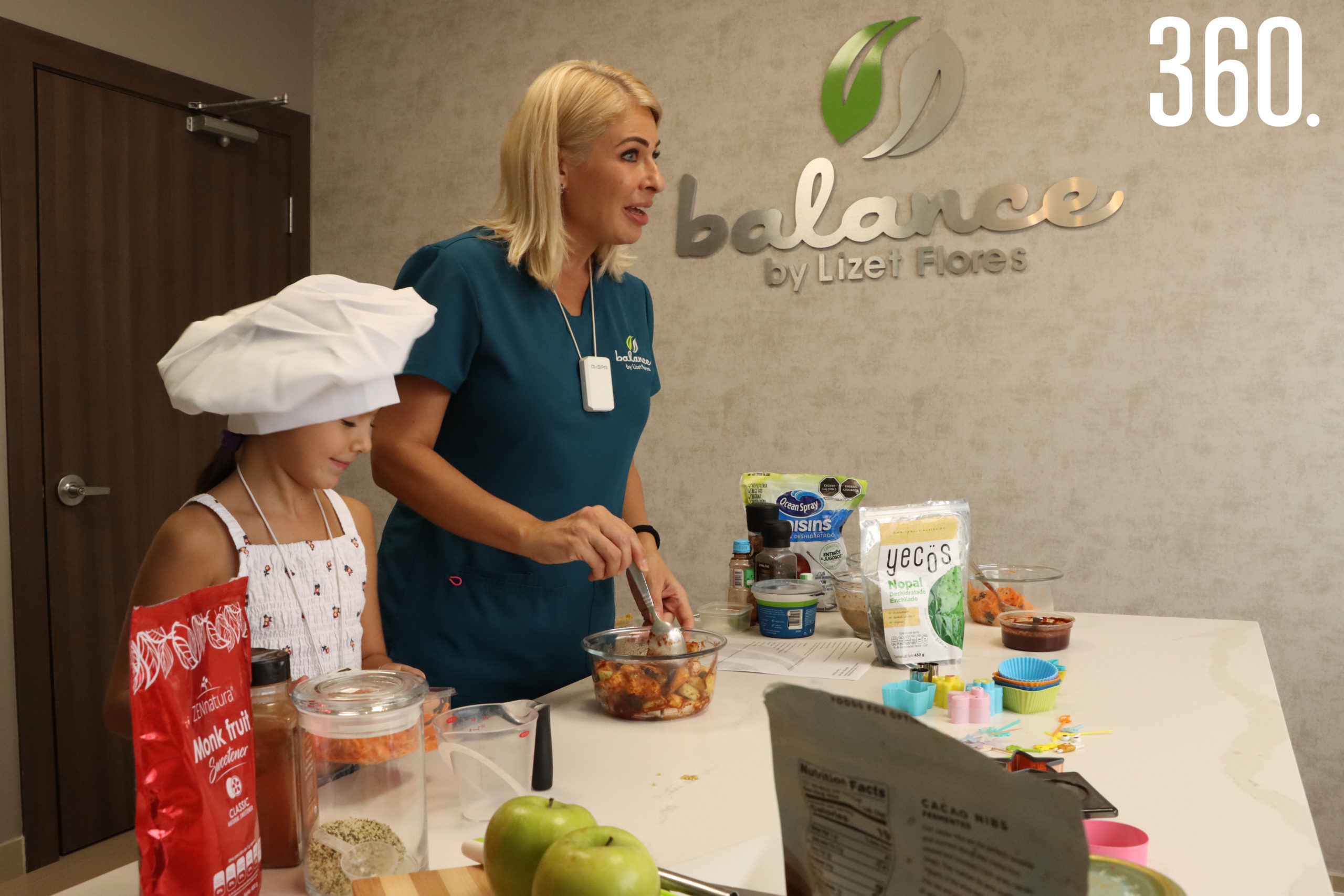 La nutrióloga Lizet Flores Blackaller acompañada por su hija Lizzy Martínez Flores impartió el curso en línea “Lonchera Saludable”.