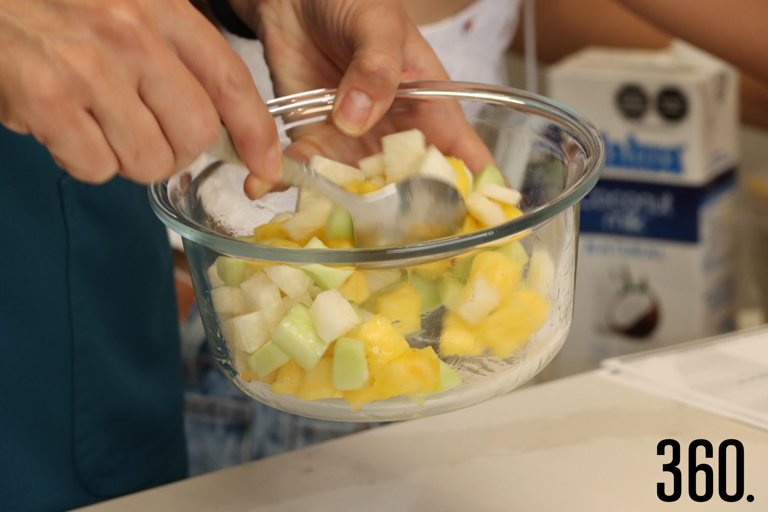 Vaso Loco con pepino, piña, jícama, limón y chamoy.