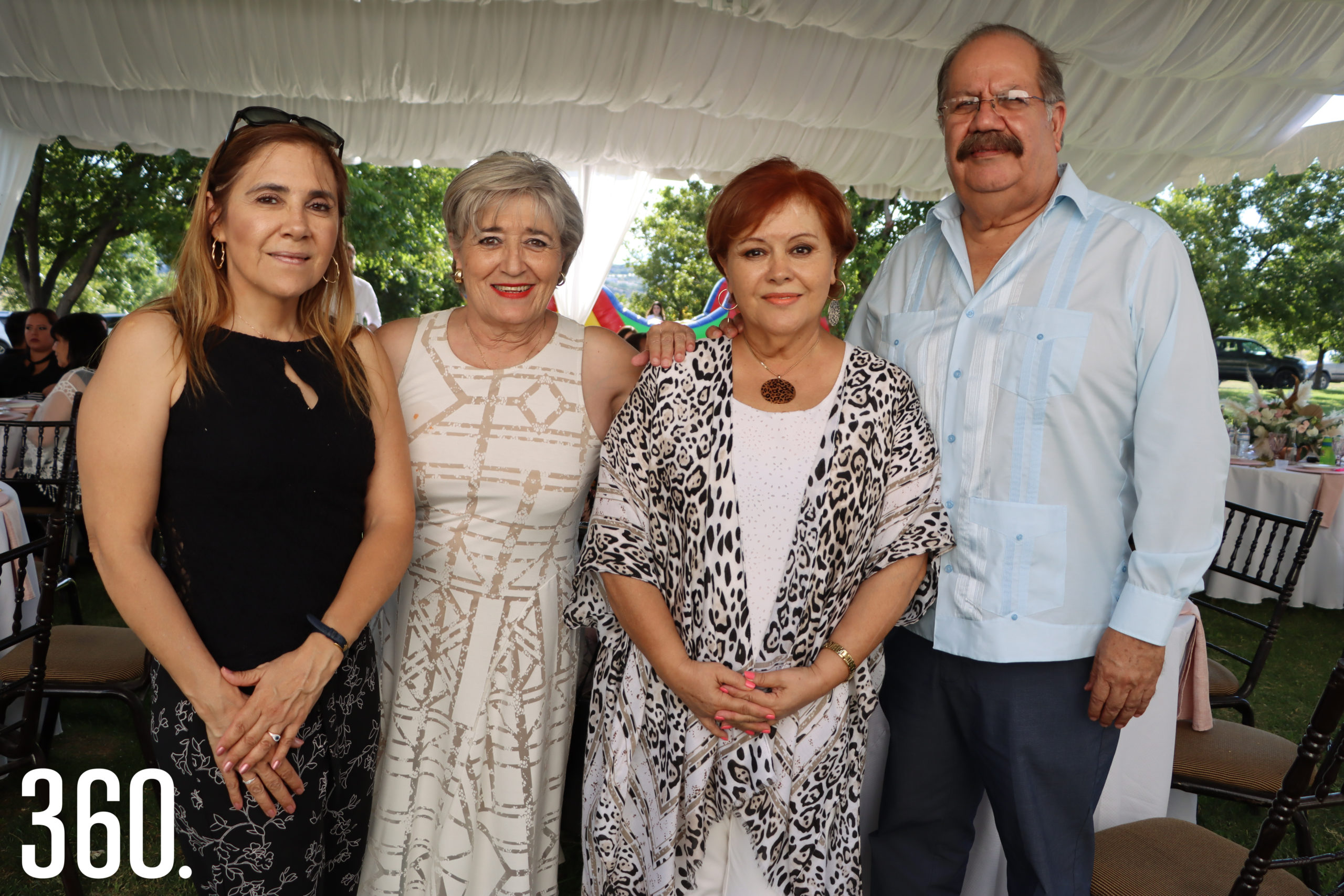 Martha, Hortencia y Elsa Meléndez acompañadas por José Luis Dávila.