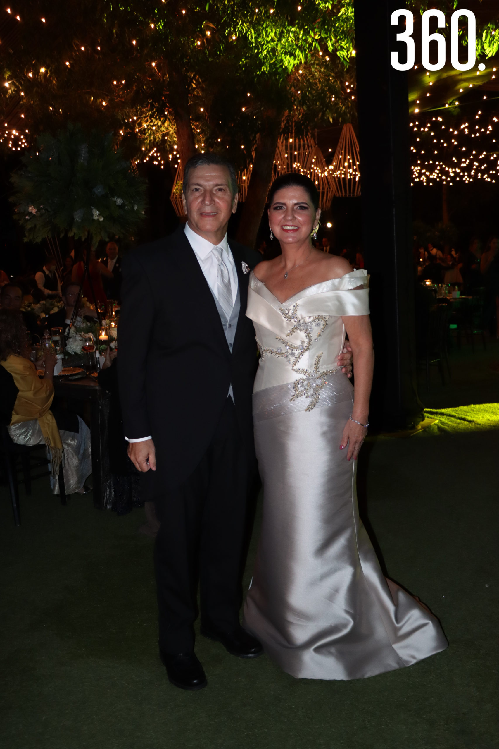 Rubén José Treviño y Marcela María de la Garza, padres de la novia.