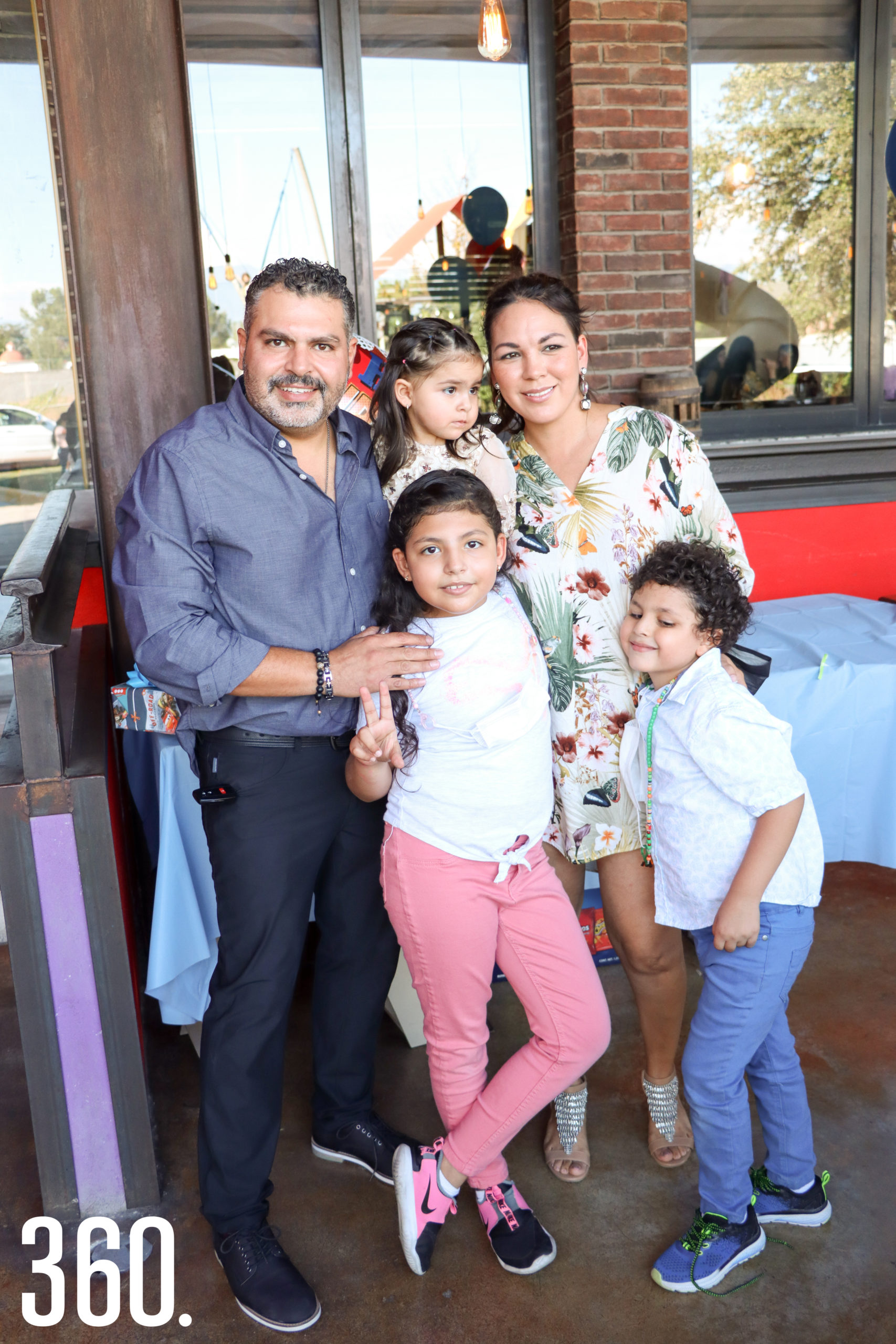 José Pablo con sus padres y hermanas, Pablo Abugarade, Sandra Pérez, María José y Sara Abugarade.