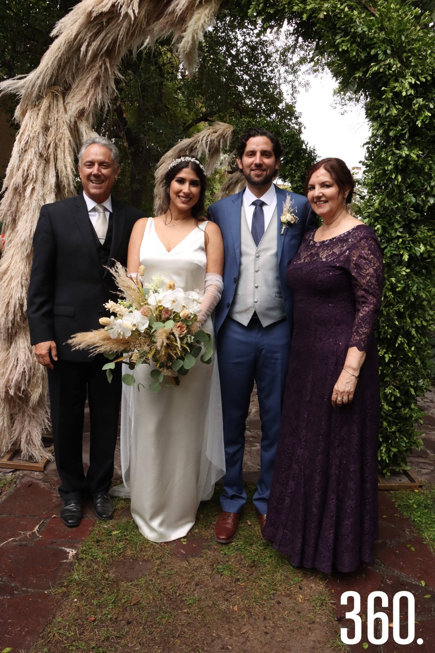 Ricardo y Karen acompañados por los padres del novio Javier Aguirre y Yolanda González.