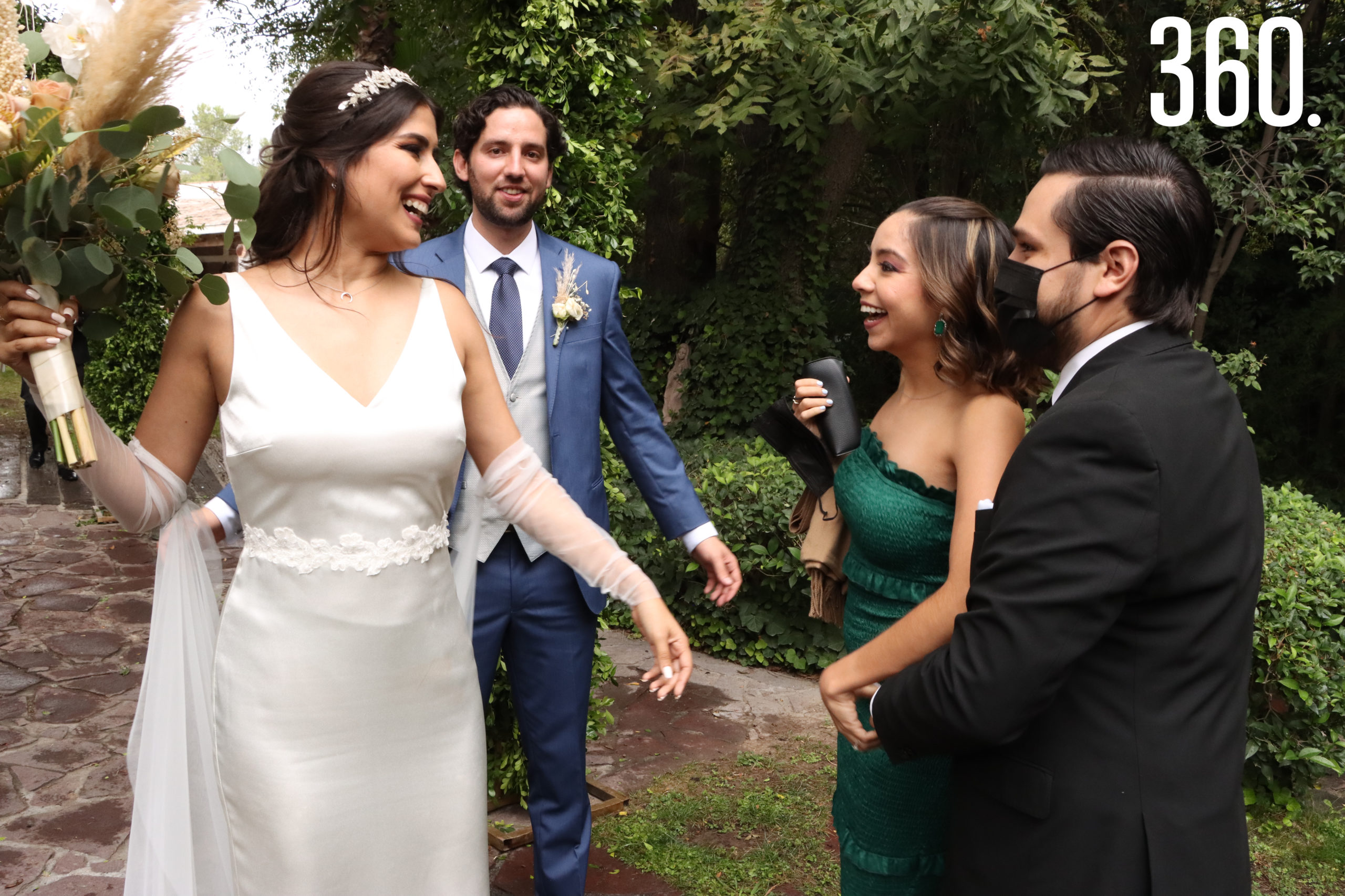 Karla Mijares y Ricardo Aguirre reciben las felicitaciones de Sofía López y Javier Benavides.