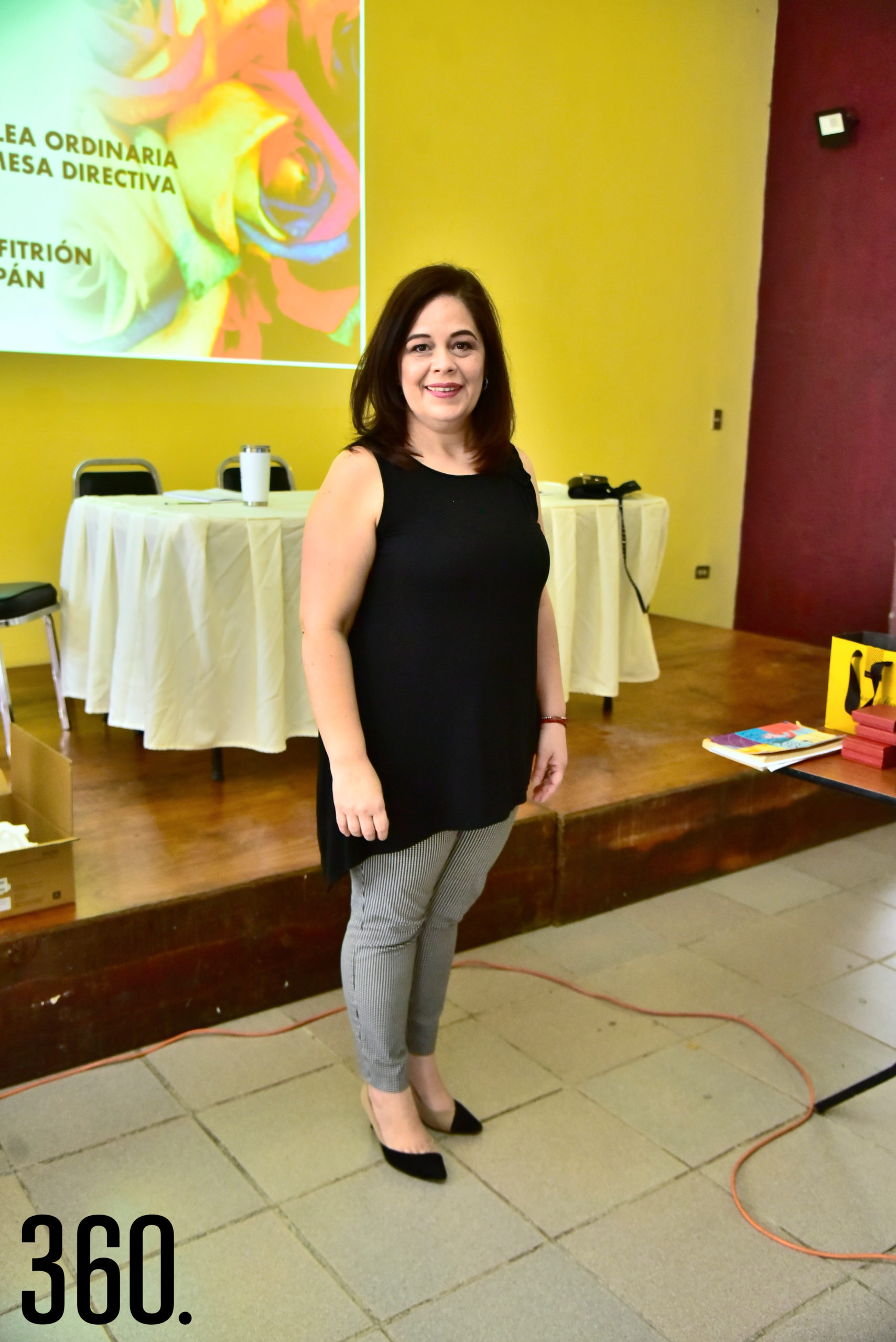 Lic. Marisela Quiroga presento su conferencia llamada “Teoría del color”.