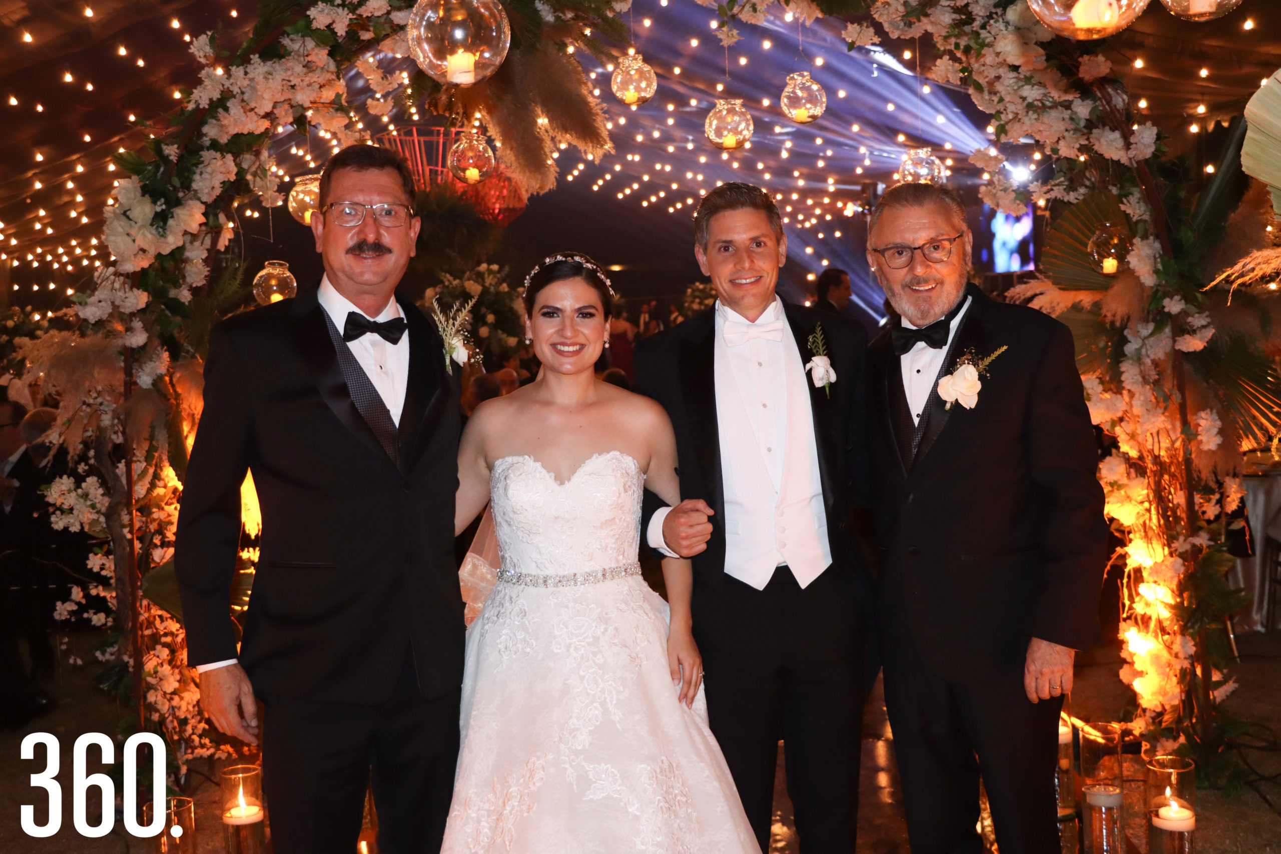 Los novios con sus padres, Antonio Saucedo y Gerardo Camacho.