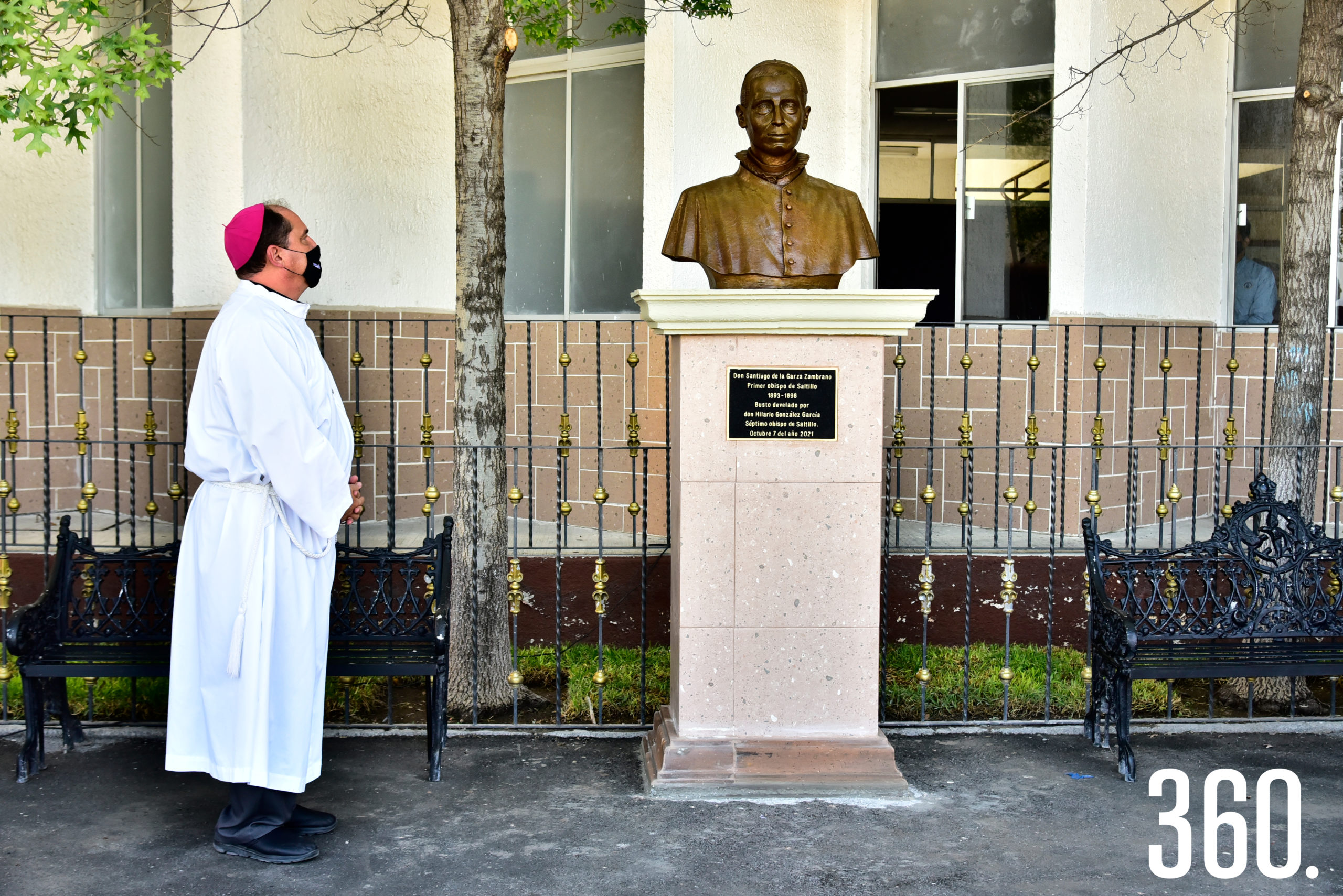 Develación del busto.