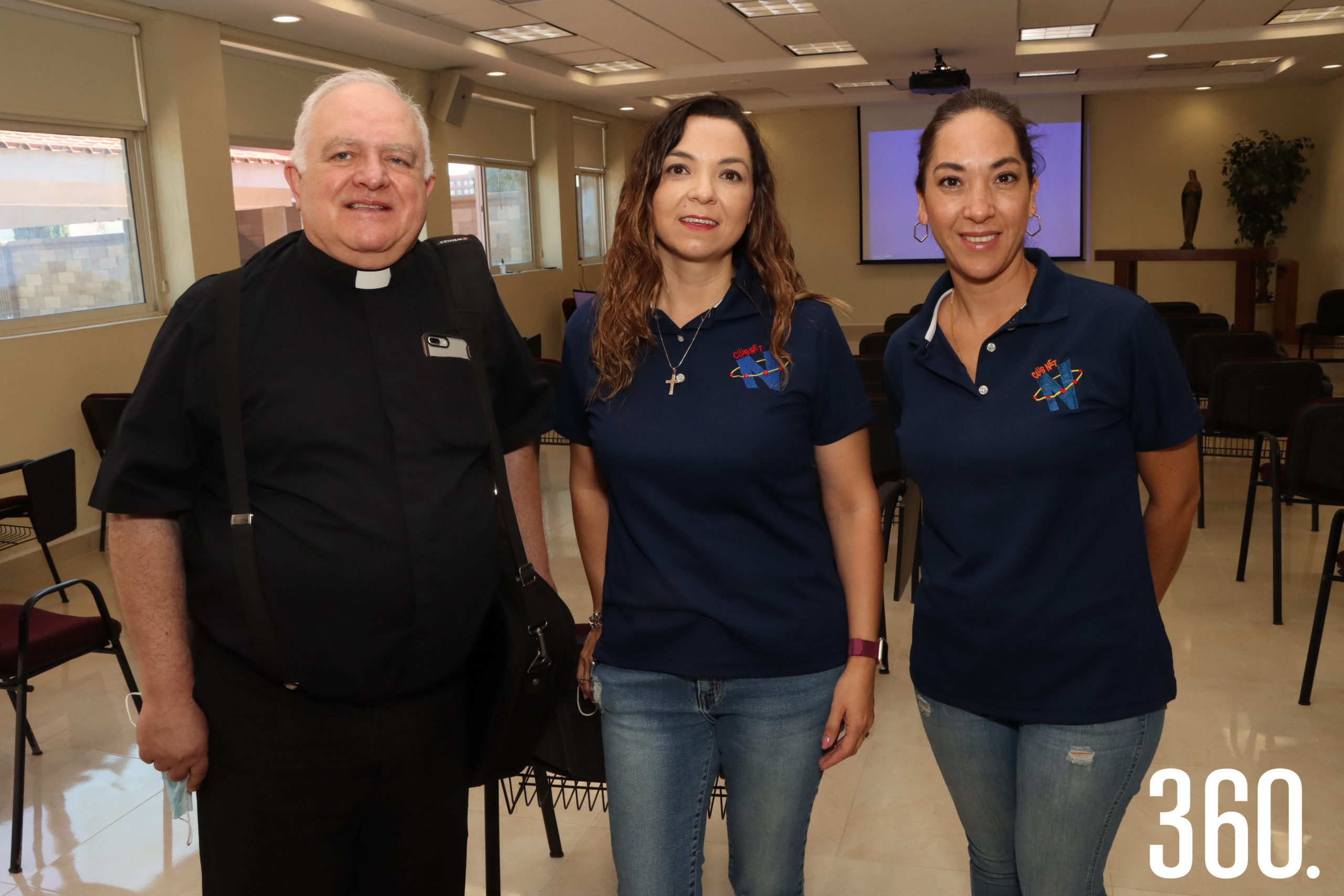 El padre Carlos Skertchly acompañado por Ayme Aguirre y Gabriela Cabello.