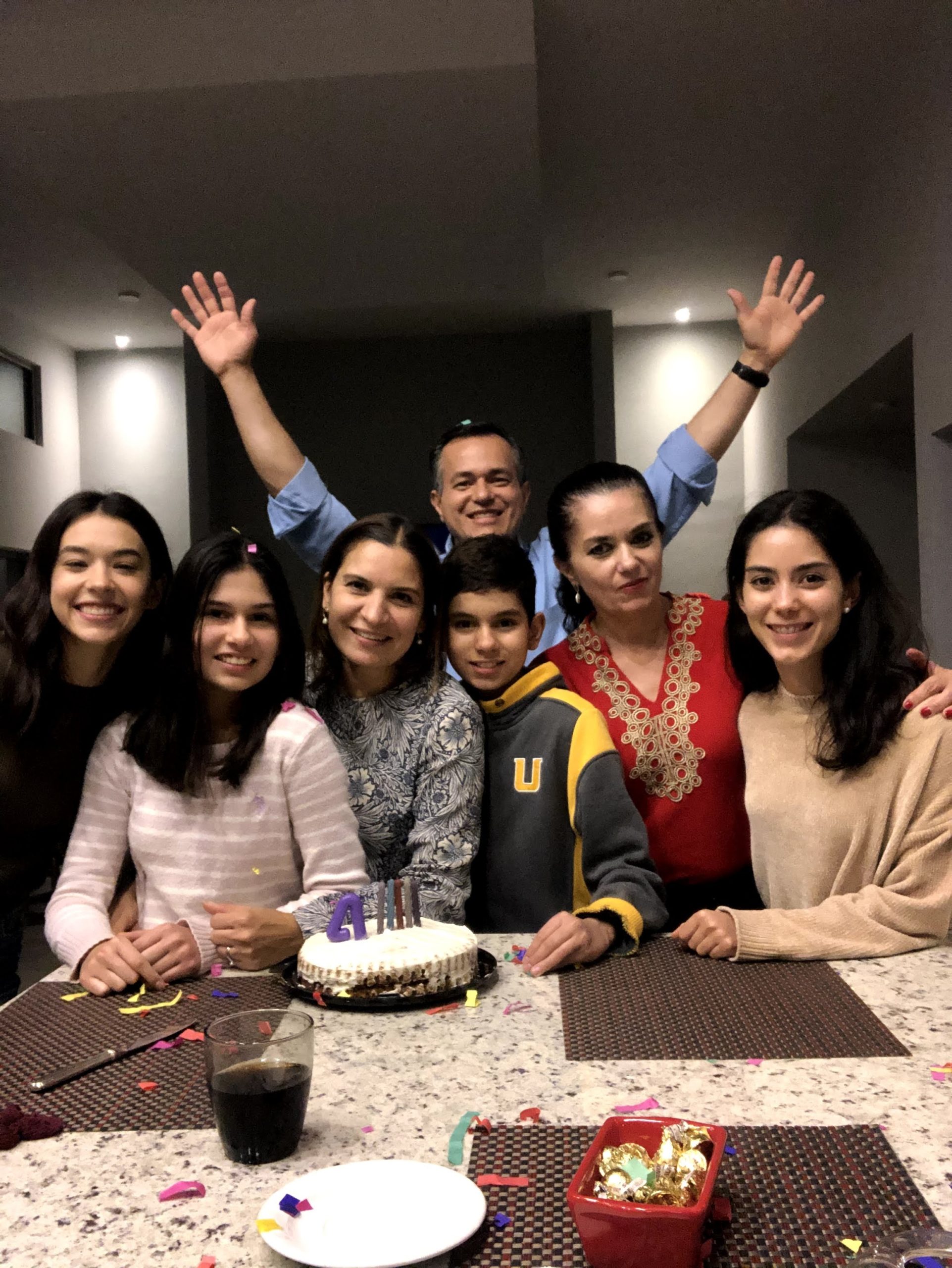 Lety con su familia, hermano y sobrinos.