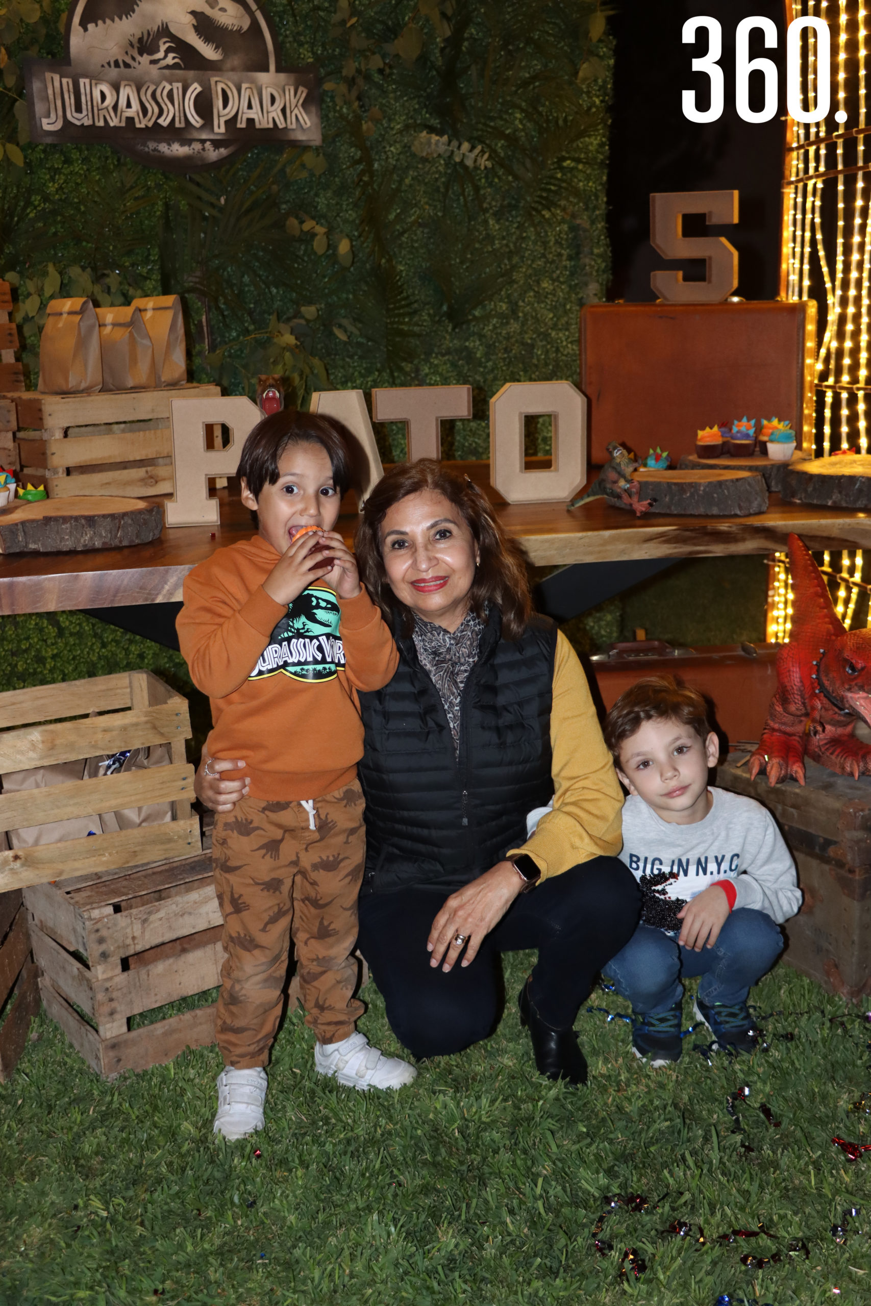 Pato con su abuela y primo, Martha Mireya Munguía y Polo Herrera.