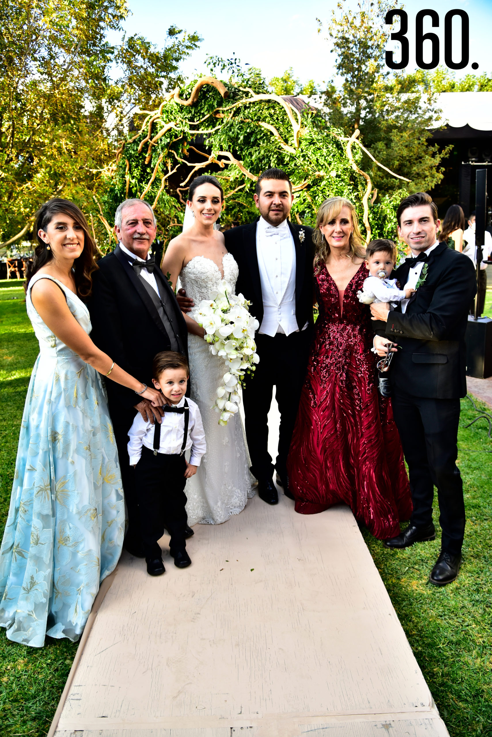 Los novios con sus invitados.