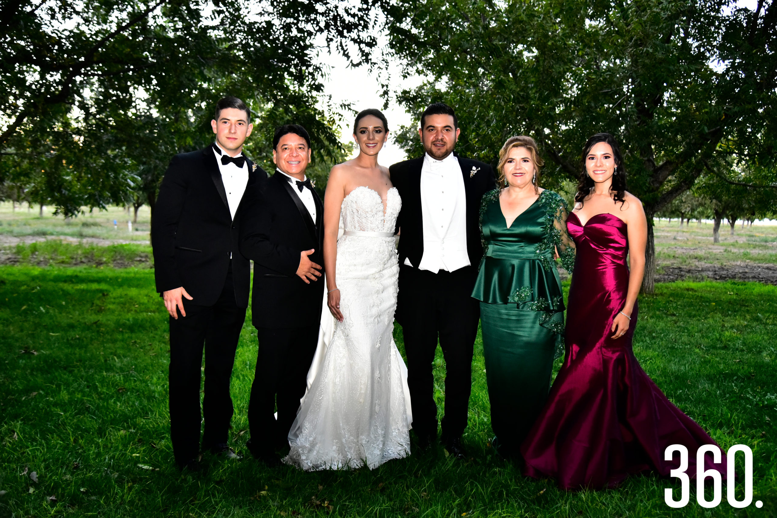 Los novios con sus invitados.