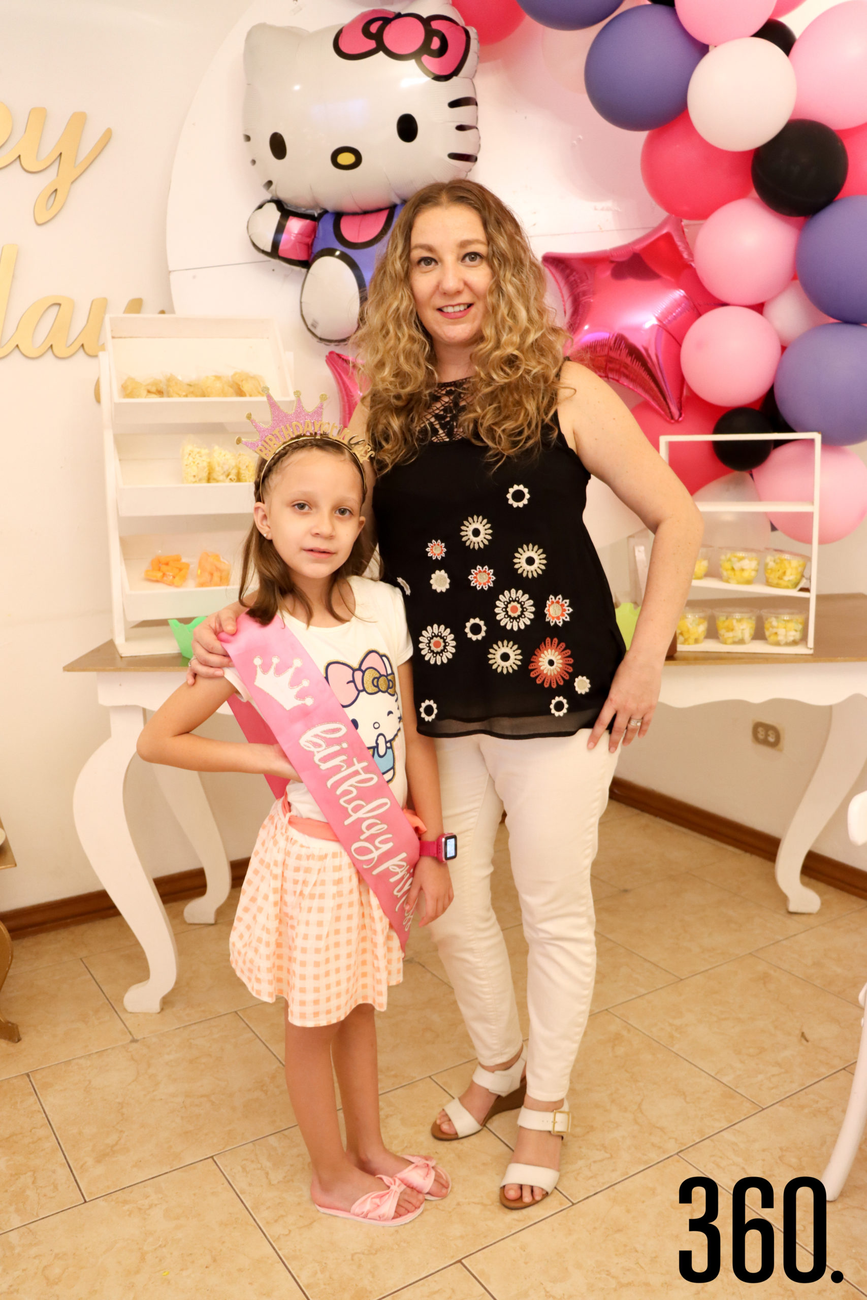 Isabella La festejada con su mamá Alejandra Reyes.