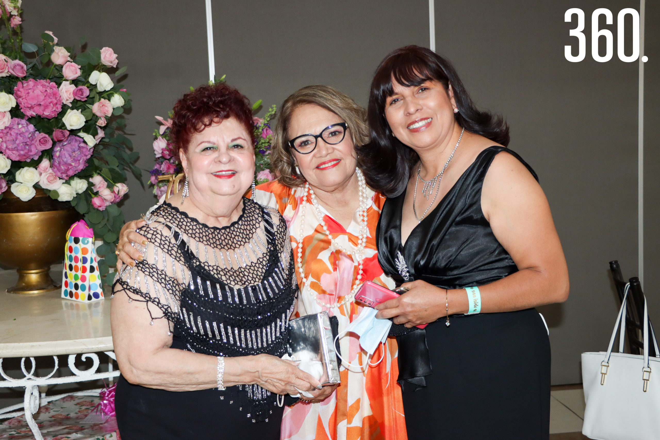 Mirna con Maricela Medrano y Delia Contreras.