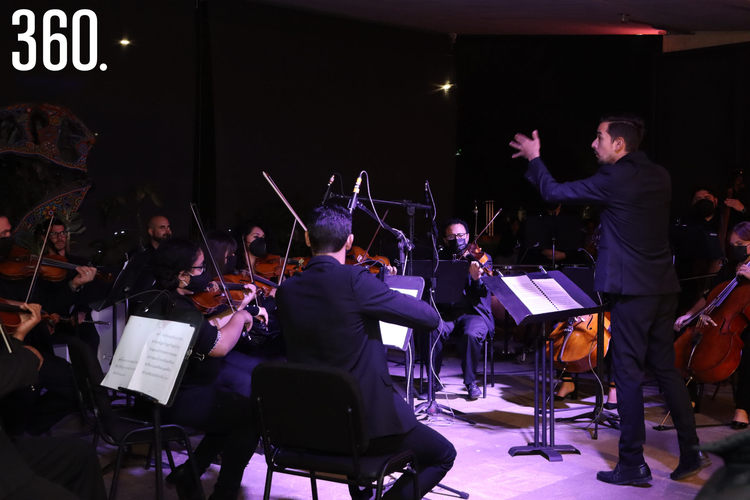 El ensamble de la Orquesta Filarmónica del Desierto de Coahuila presentó el concierto “Piezas Selectas para Orquesta de Camara”, en la explanada del IL Mercato Gentiloni.