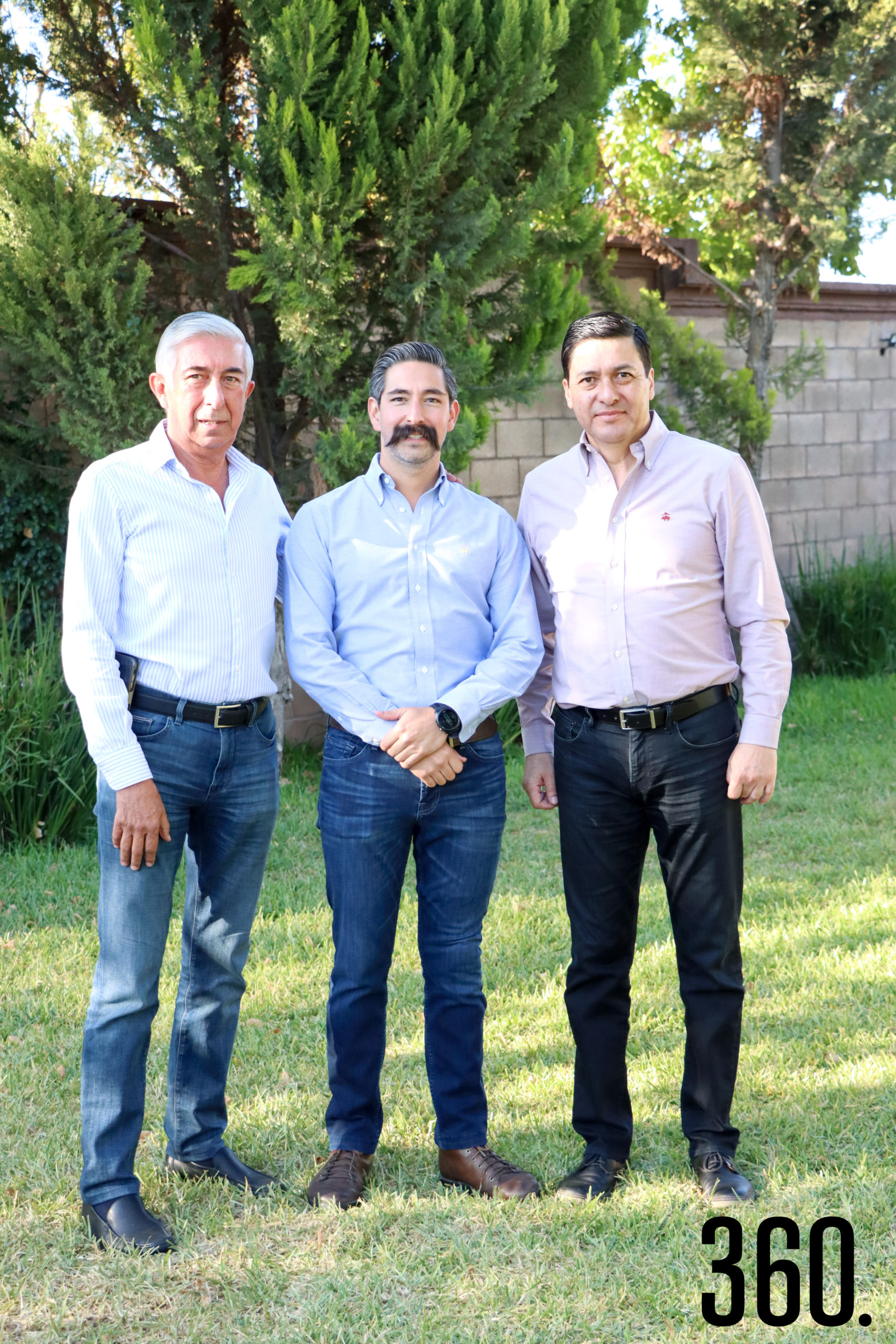 Luis Francisco con su padre y suegro, Juan Antonio Valdés y Jorge Luis Chávez.