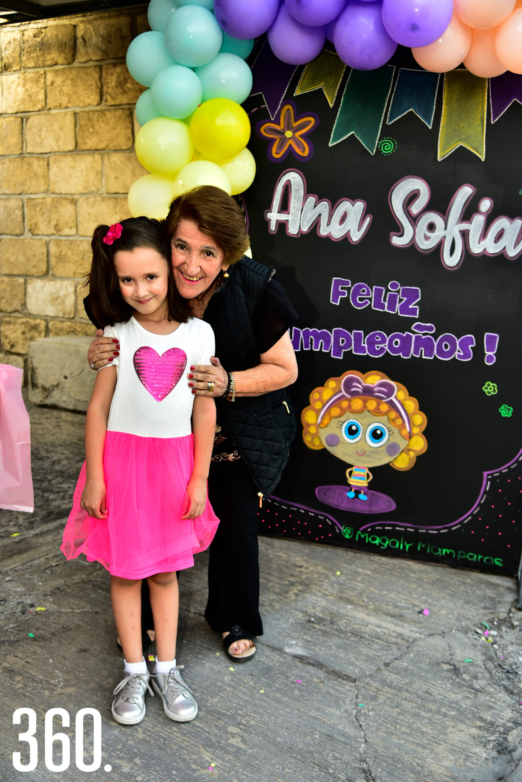 Ana Sofía Franco con su abuelita Esmeralda Flores.