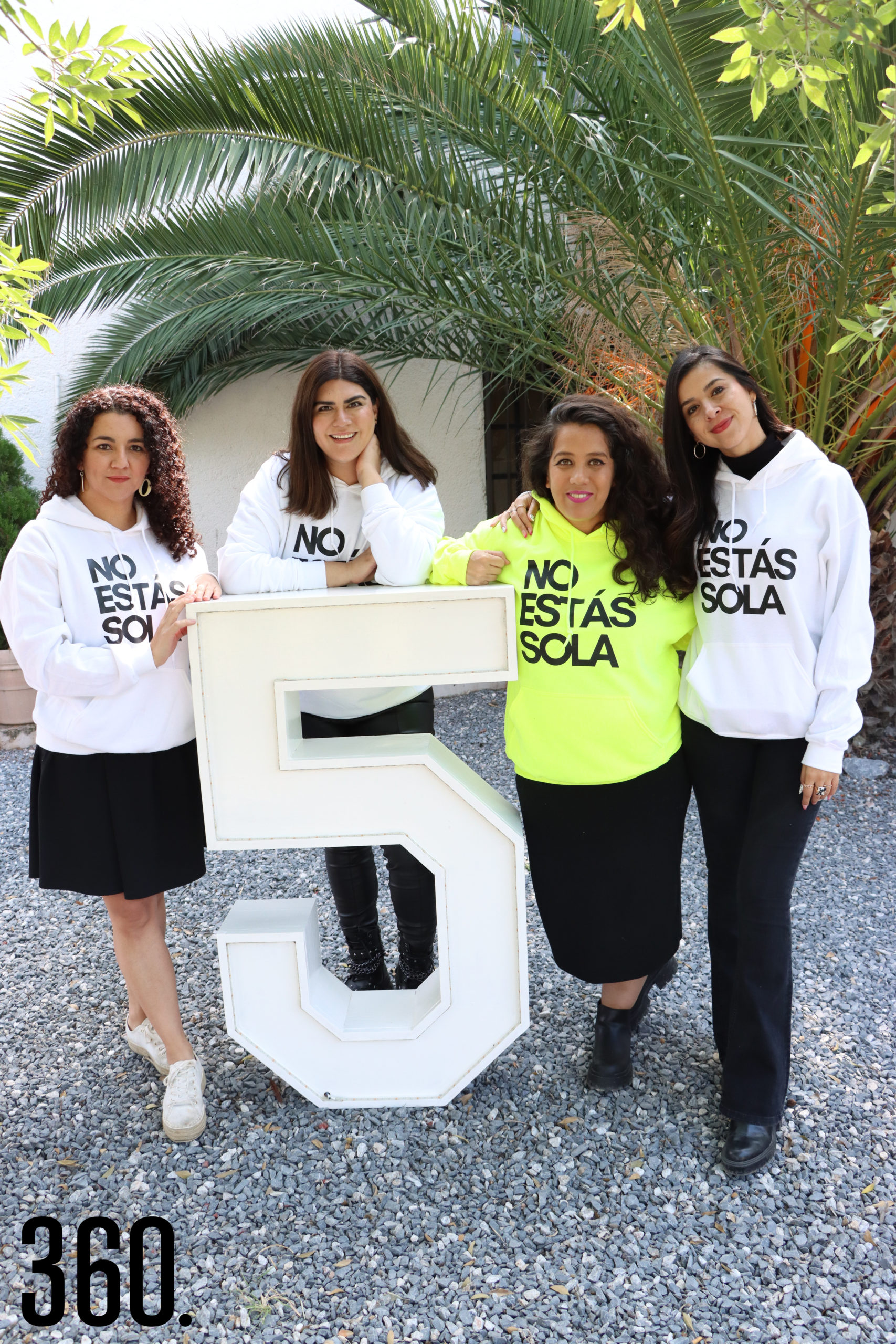 Ale Peart con Liliana Contreras, María Hernández y Susy López.