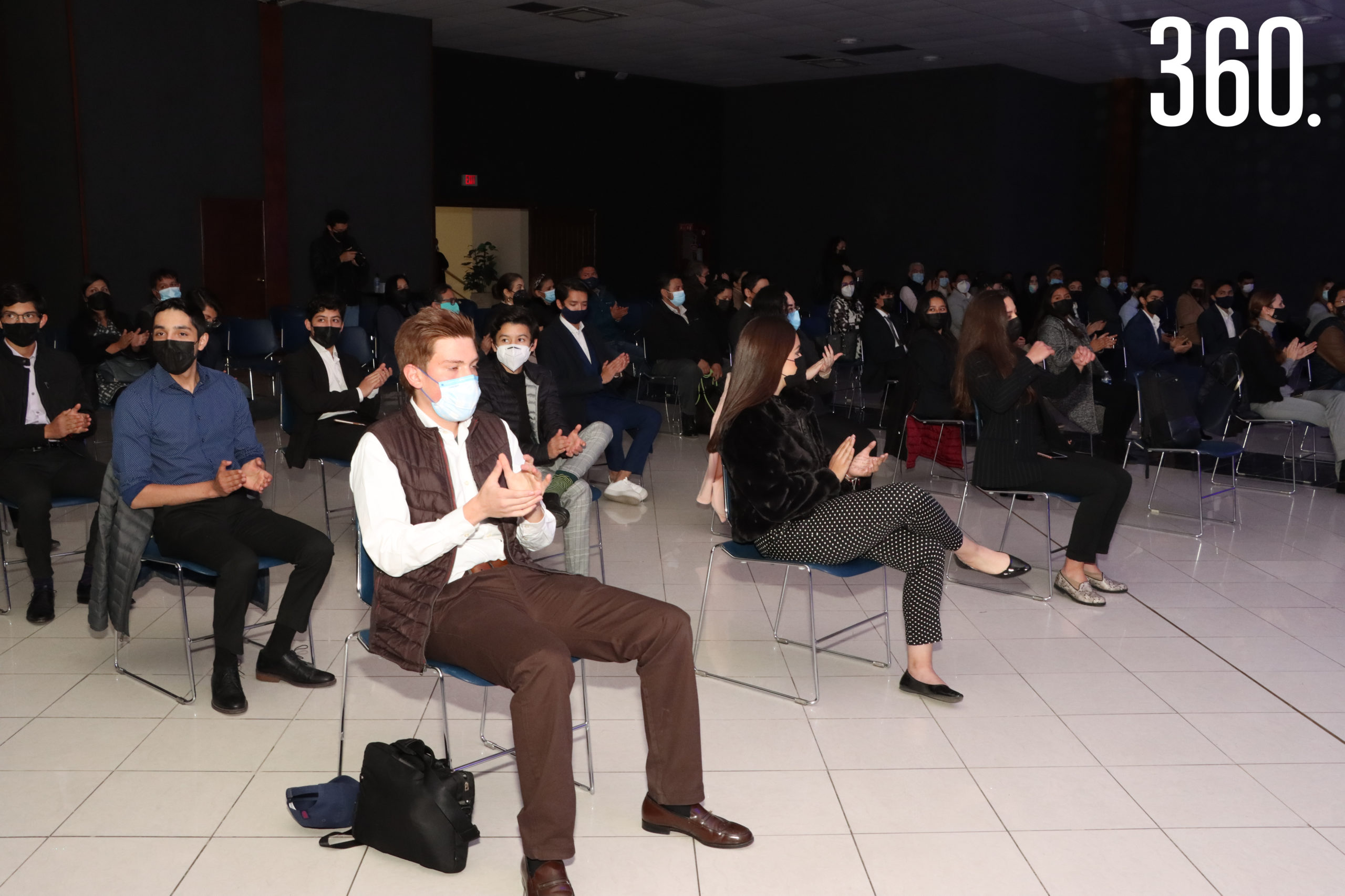 En el evento estuvieron maestros y padres de familia de los alumnos participantes en el evento.