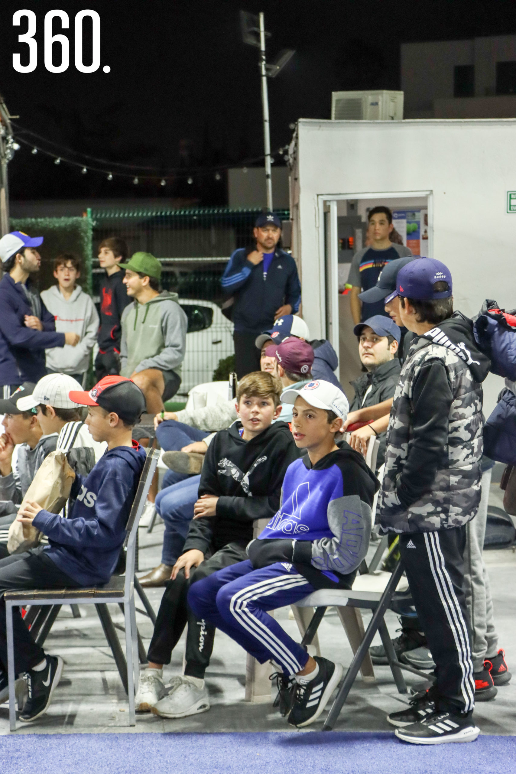 Los más pequeños viendo a sus ídolos jugar.