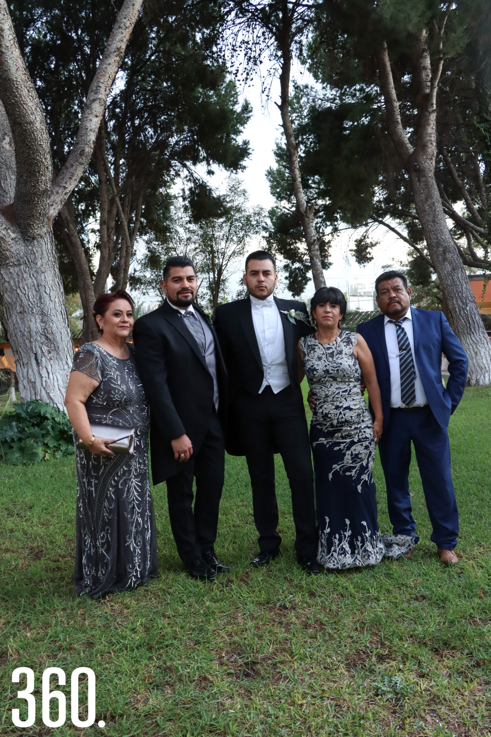 Los novios con sus padres, Petra Velázquez, Rosa María Sánchez y Julio Ramírez.