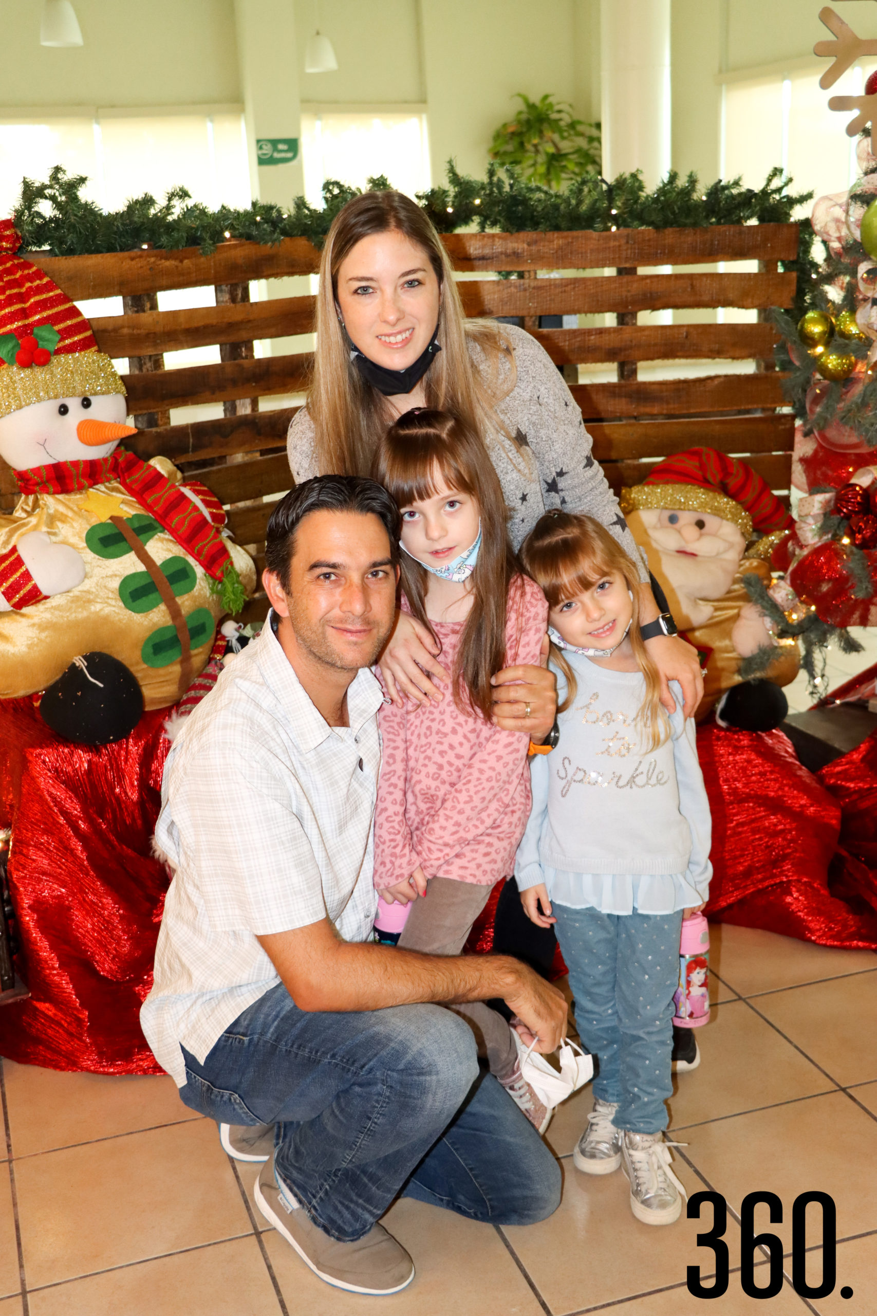 Maribel Guajardo, Fernando, Mariel y Marifer Pérez.