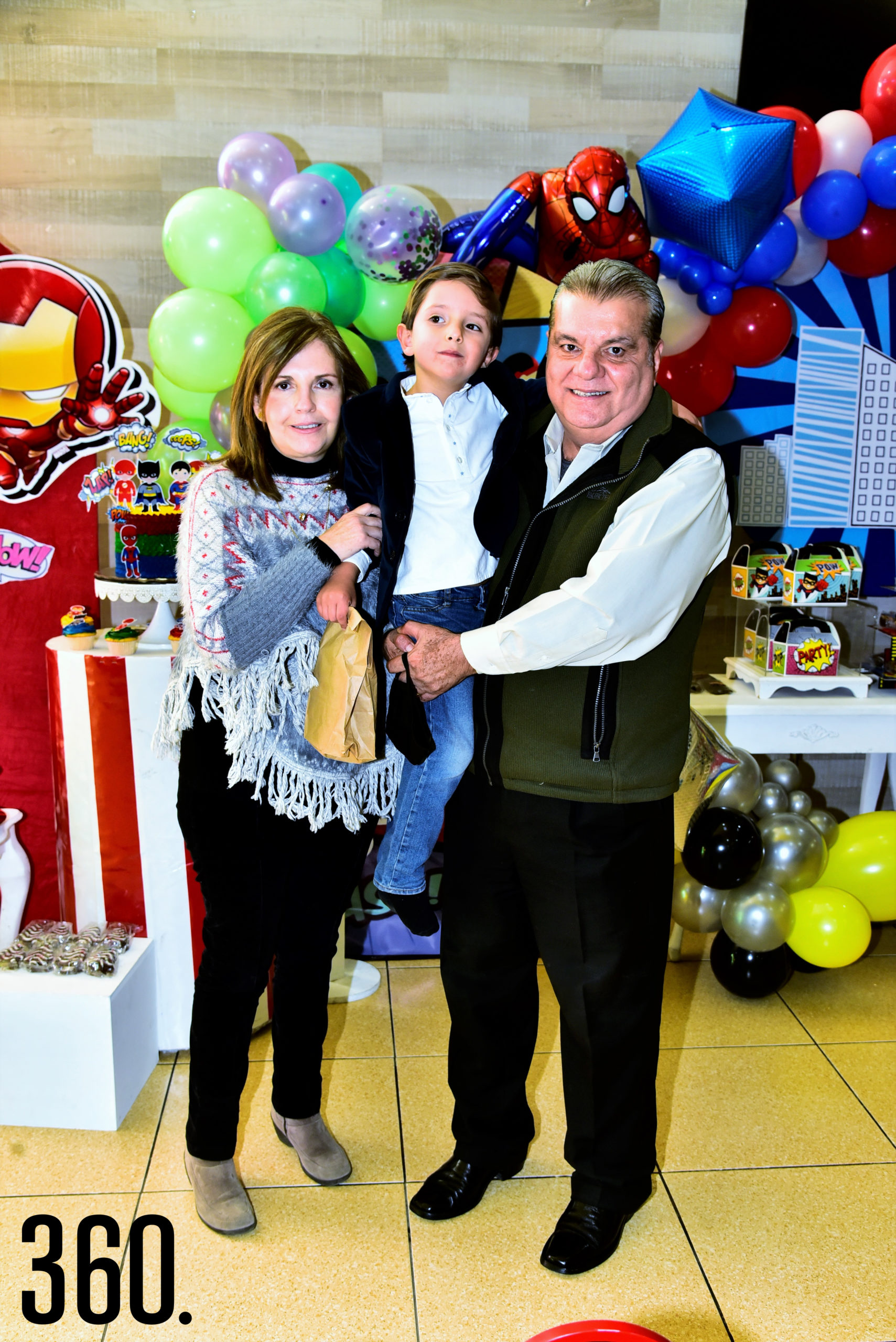 Bosco con sus abuelitos María Estela Galindo y Reynaldo Pereznegrón.