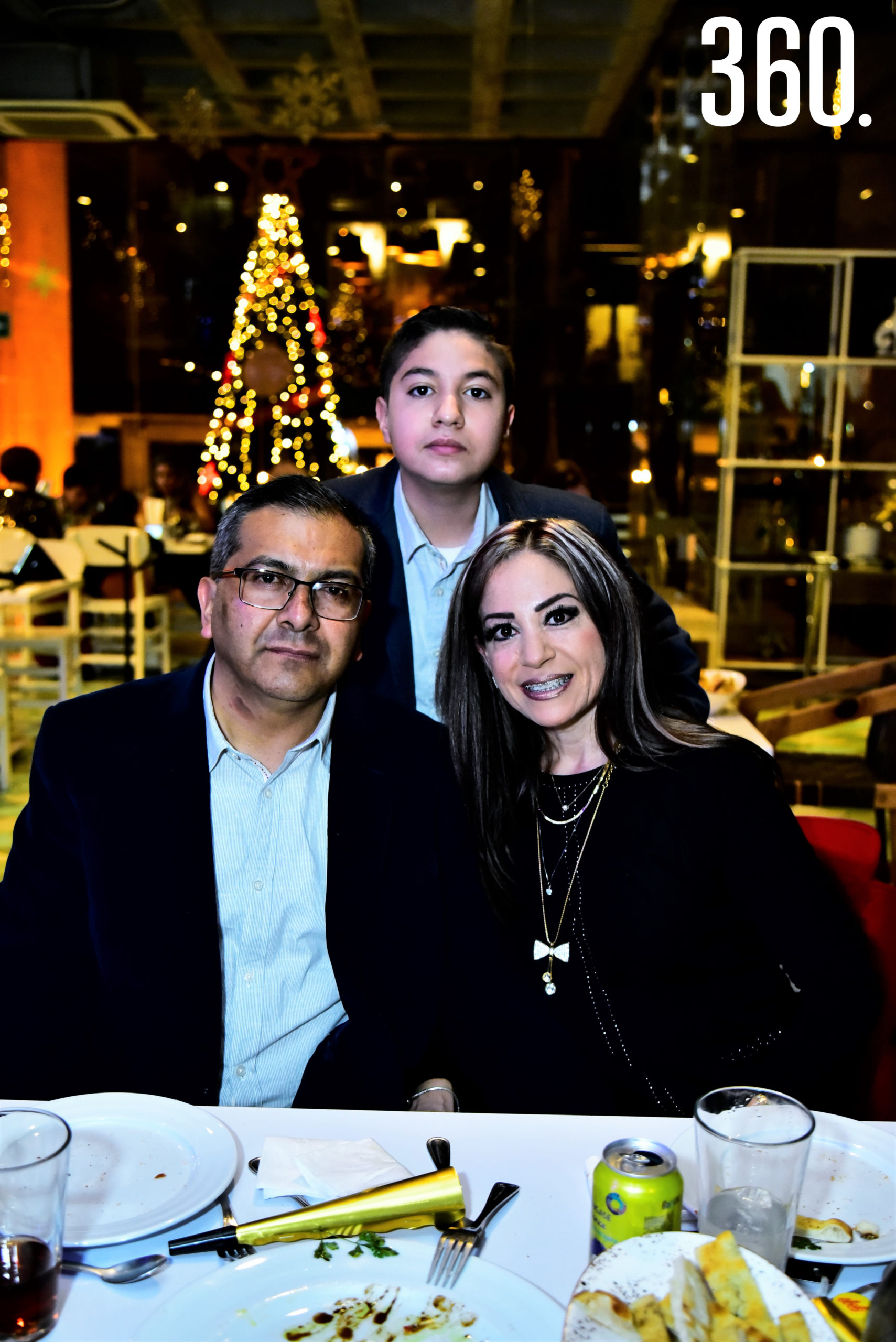 Luis Eduardo y Eduardo Bernal con Beatriz Esparza.