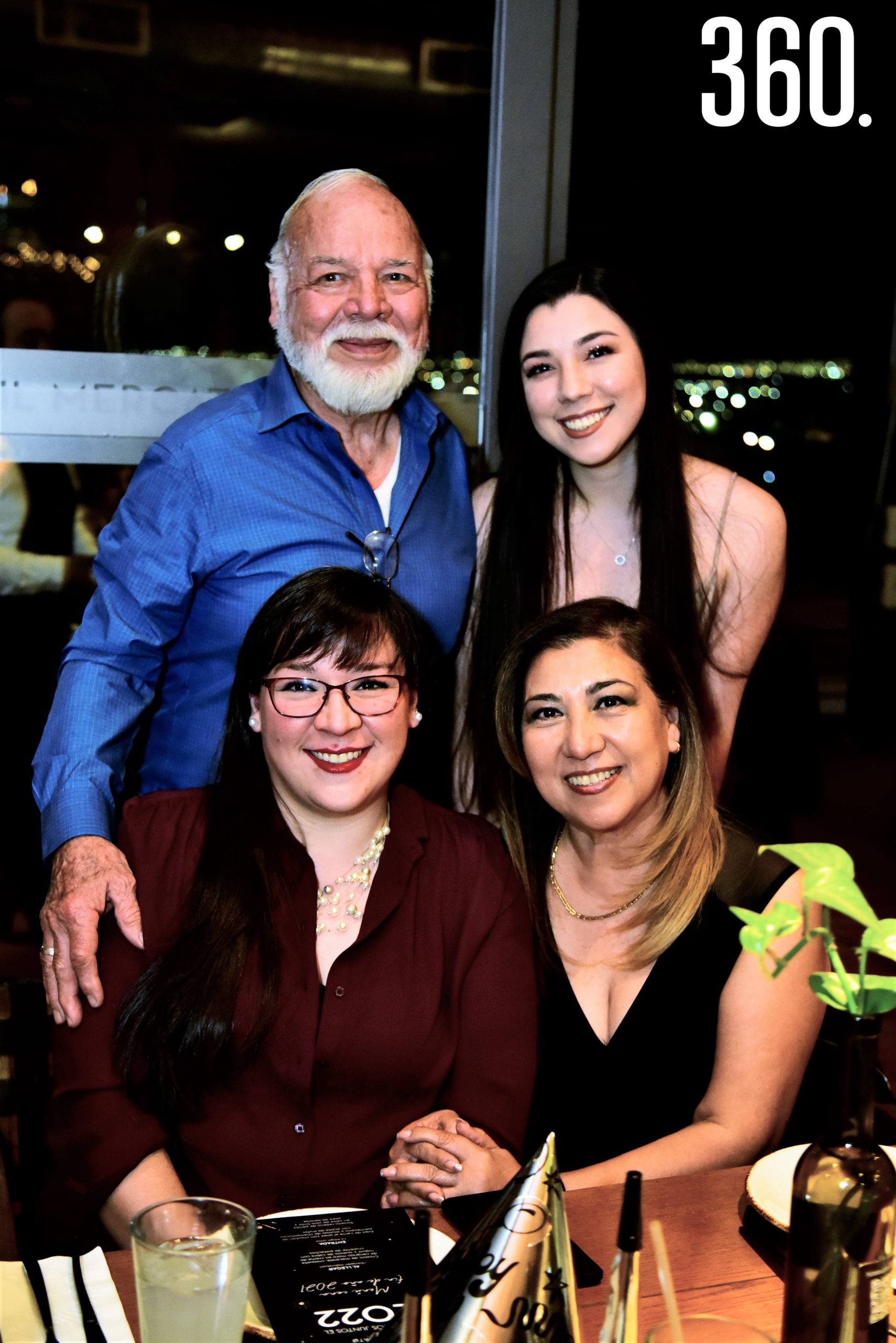 Carlos, Carolina y Cristina Campos con Ruth Bravo.