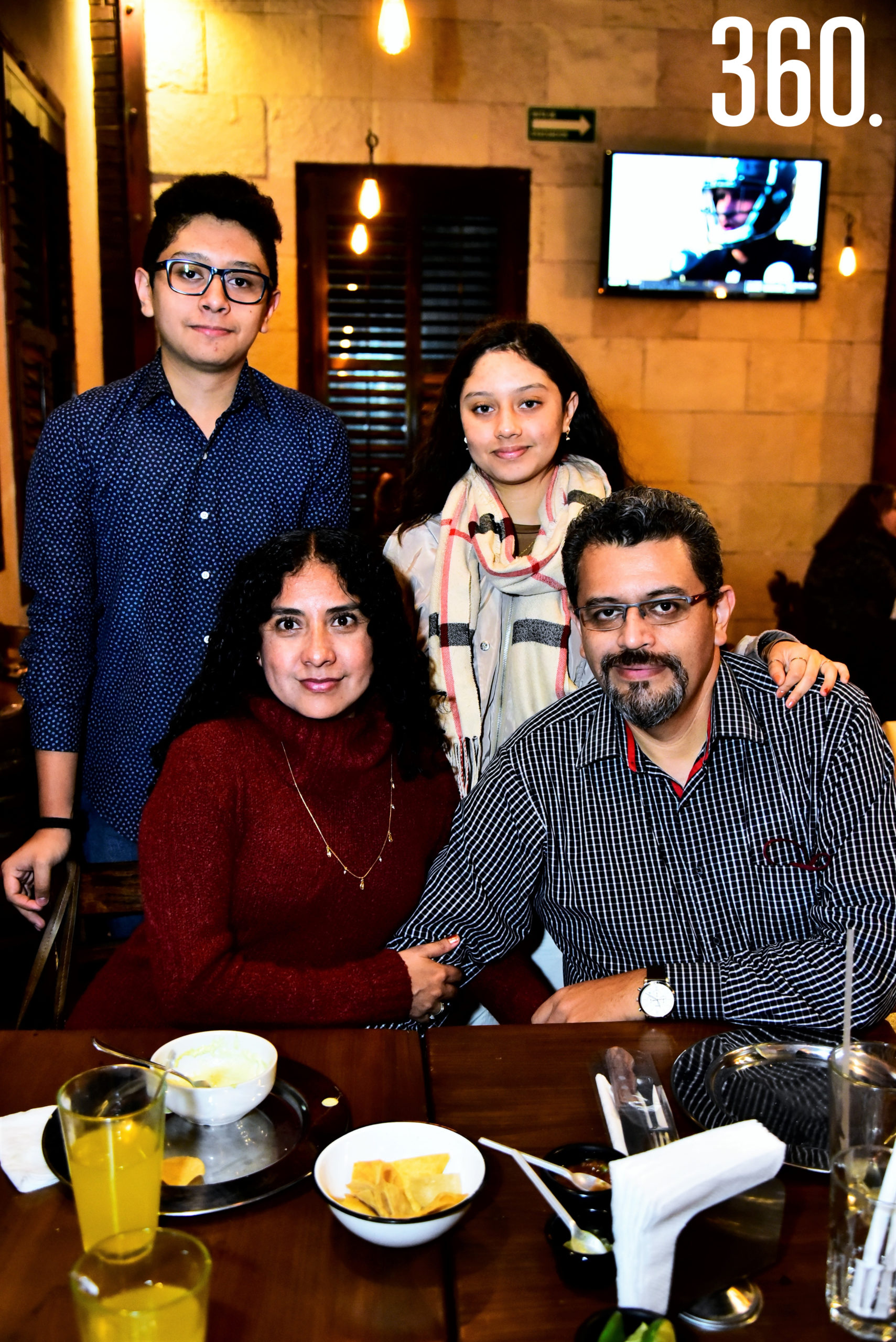 Demian y Abigail Macías, Erika Piedra y César Macías.