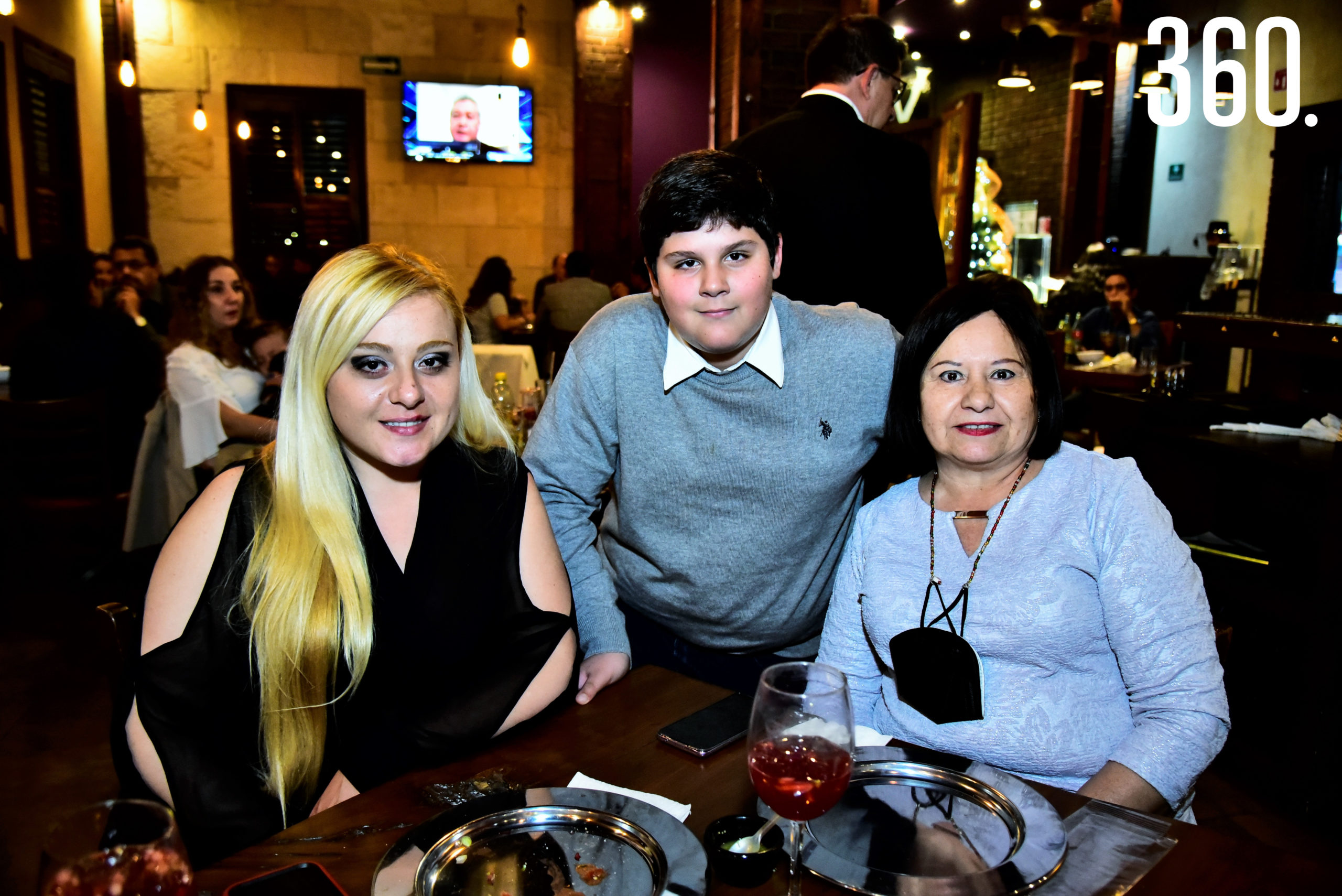 Amelia y Carlos Campos con Laura Castro.