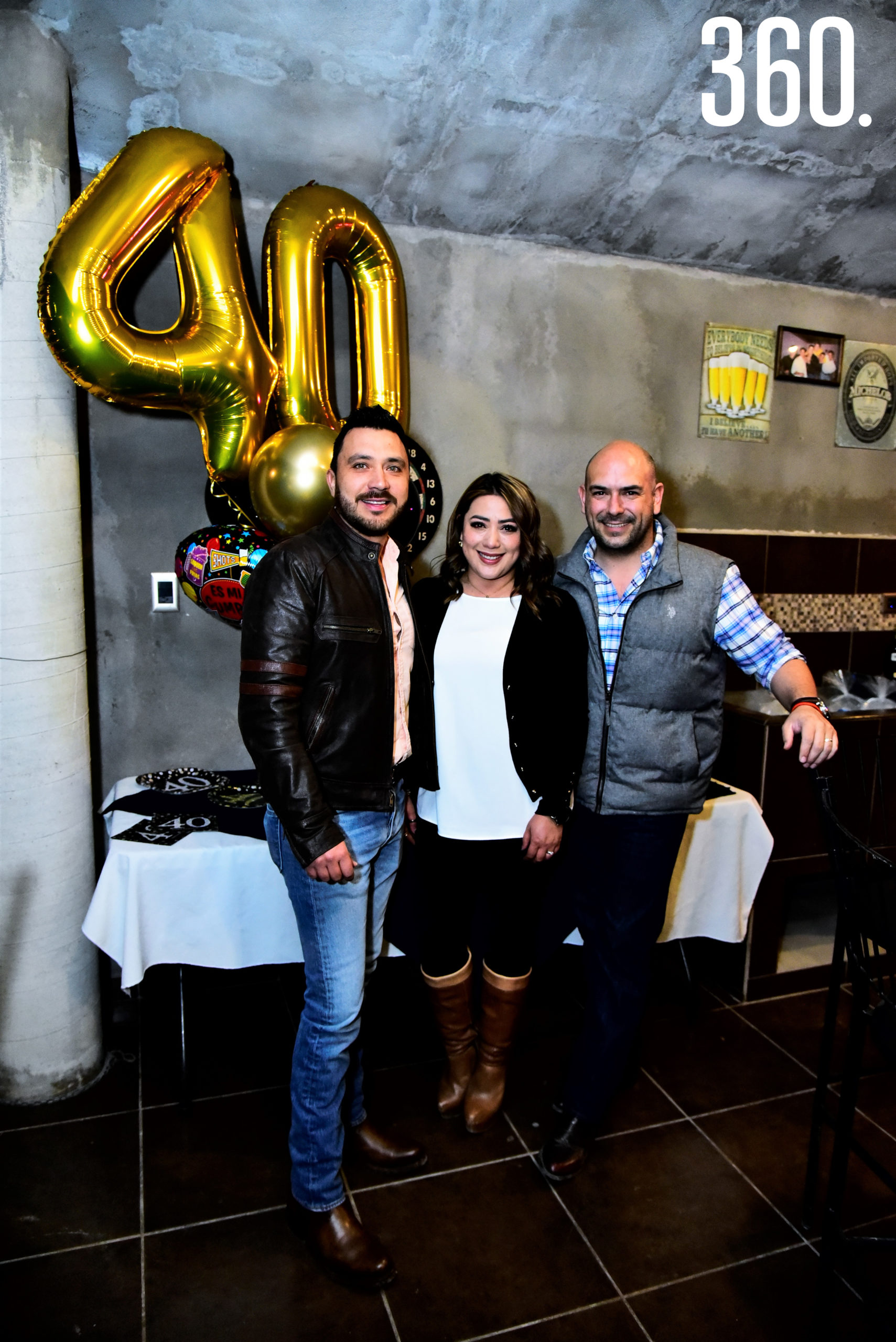 Javier y Diana Mendoza con Marcelo Gutiérrez.