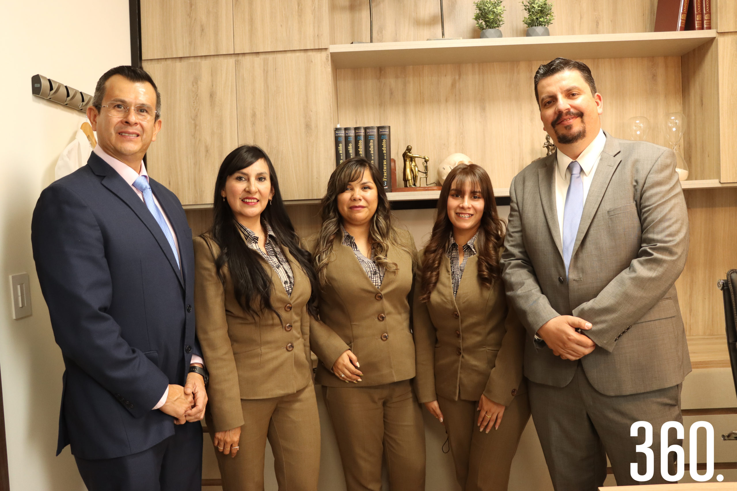 Dr. Francisco Siller, Lidia Verónica López, Iraly Catalina López, Daniela Rivas y el Dr. Jorge Antonio Garza.