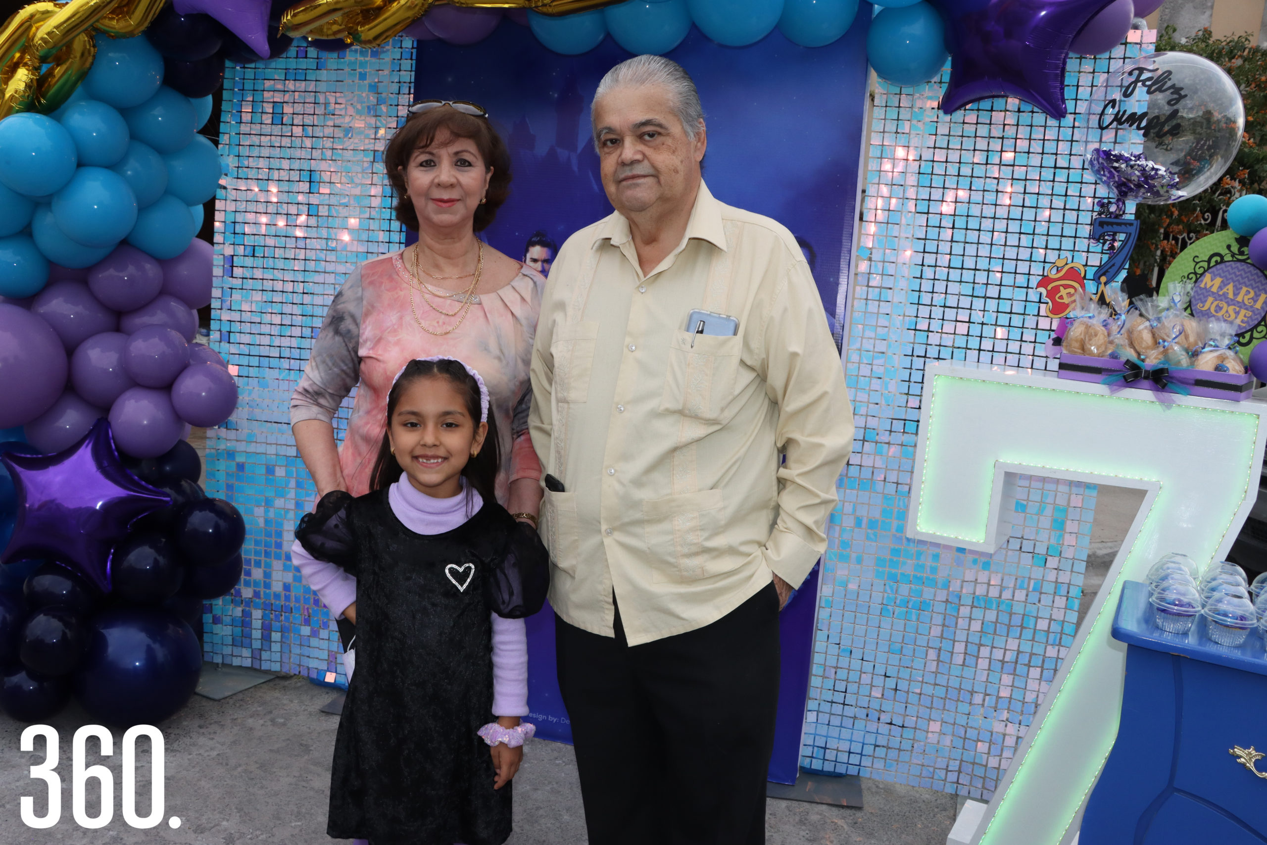 Marijosé acompañada por su madre, sus abuelitos Saúl Cardoso y Luzmi Escareño, tíos y primas.