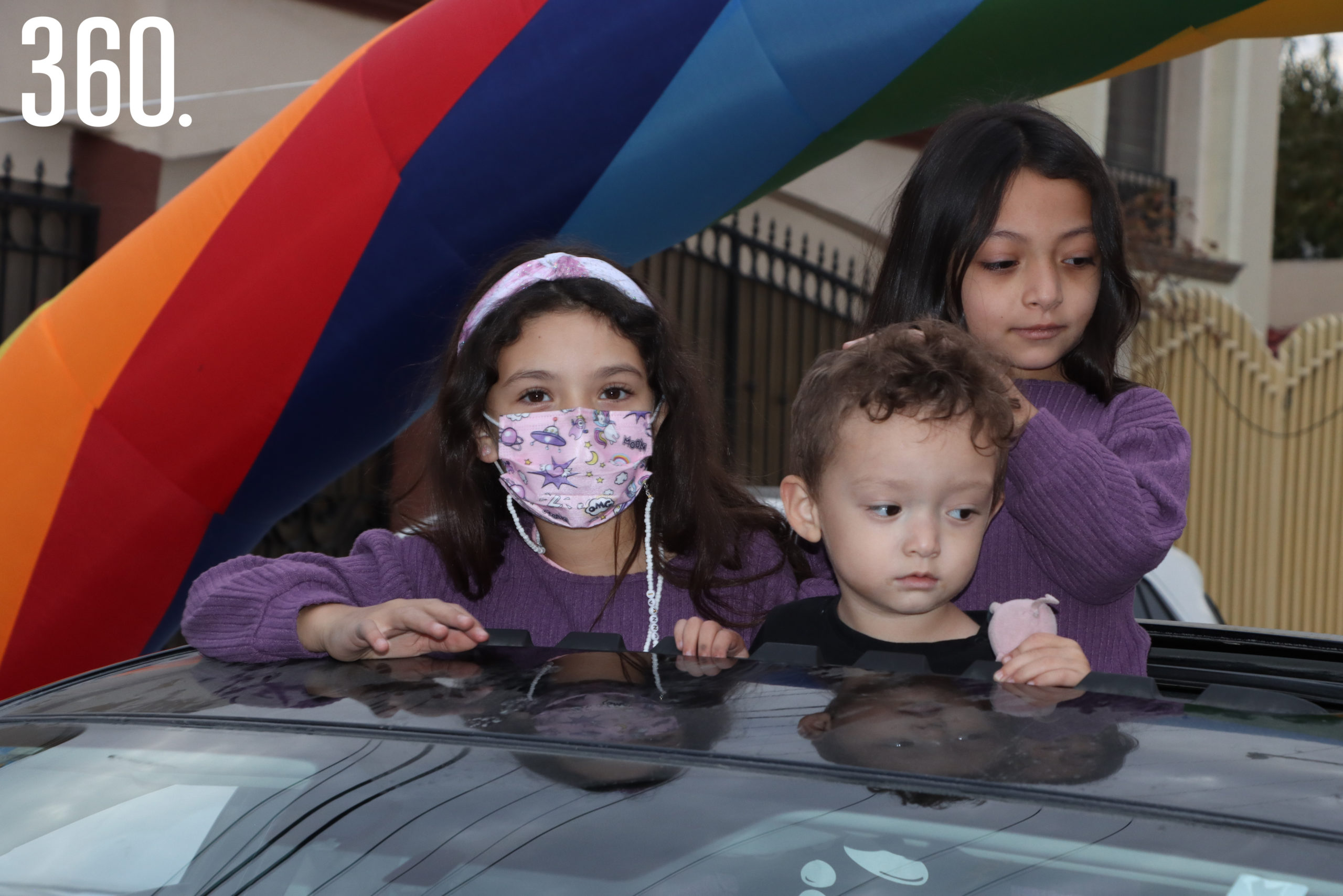 Ivana, Valentina y Max Cortés.