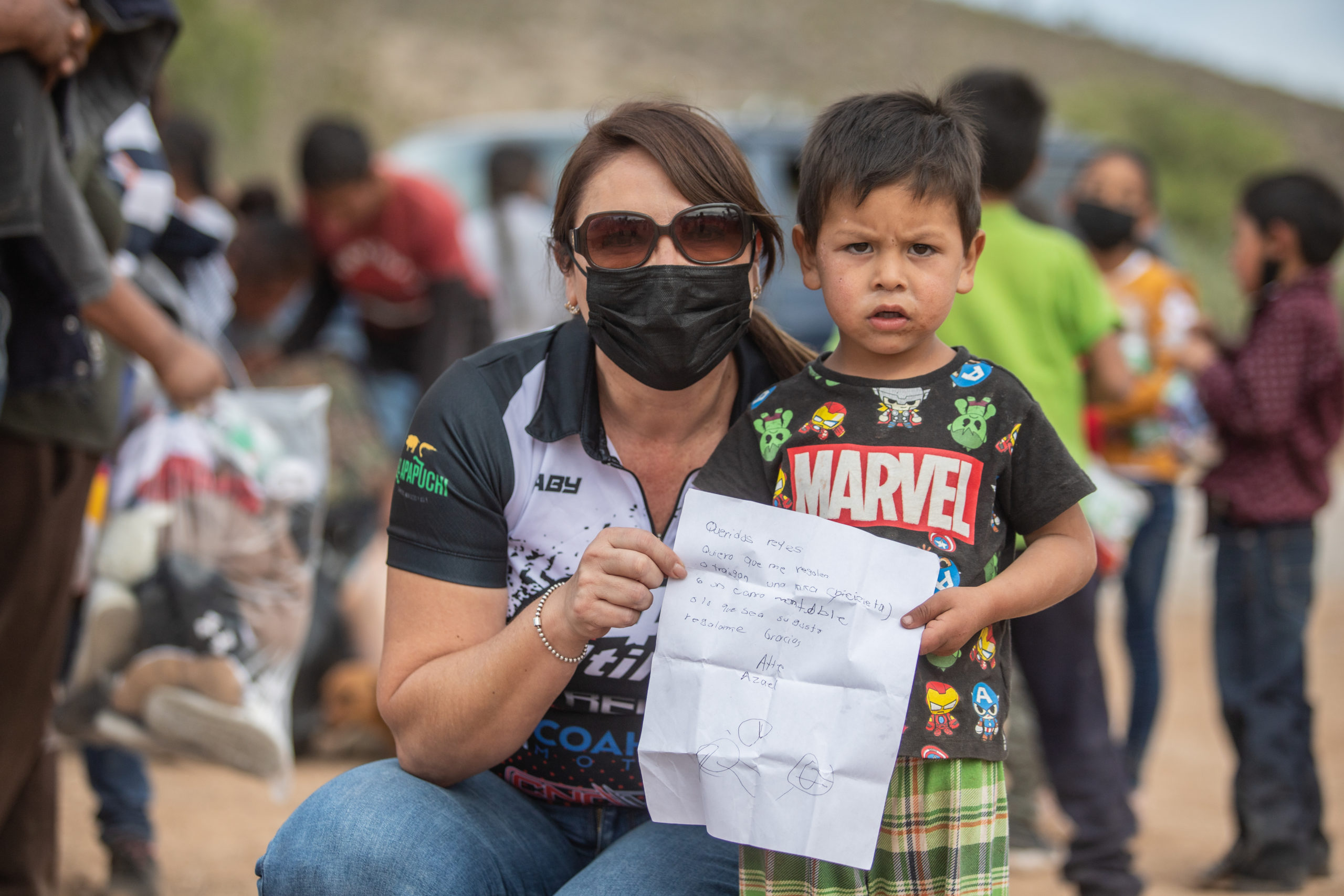 Gaby Martínez recibió la carta dirigida a los Reyes Magos que un pequeño tenía preparada para entregar a los jeeperos.