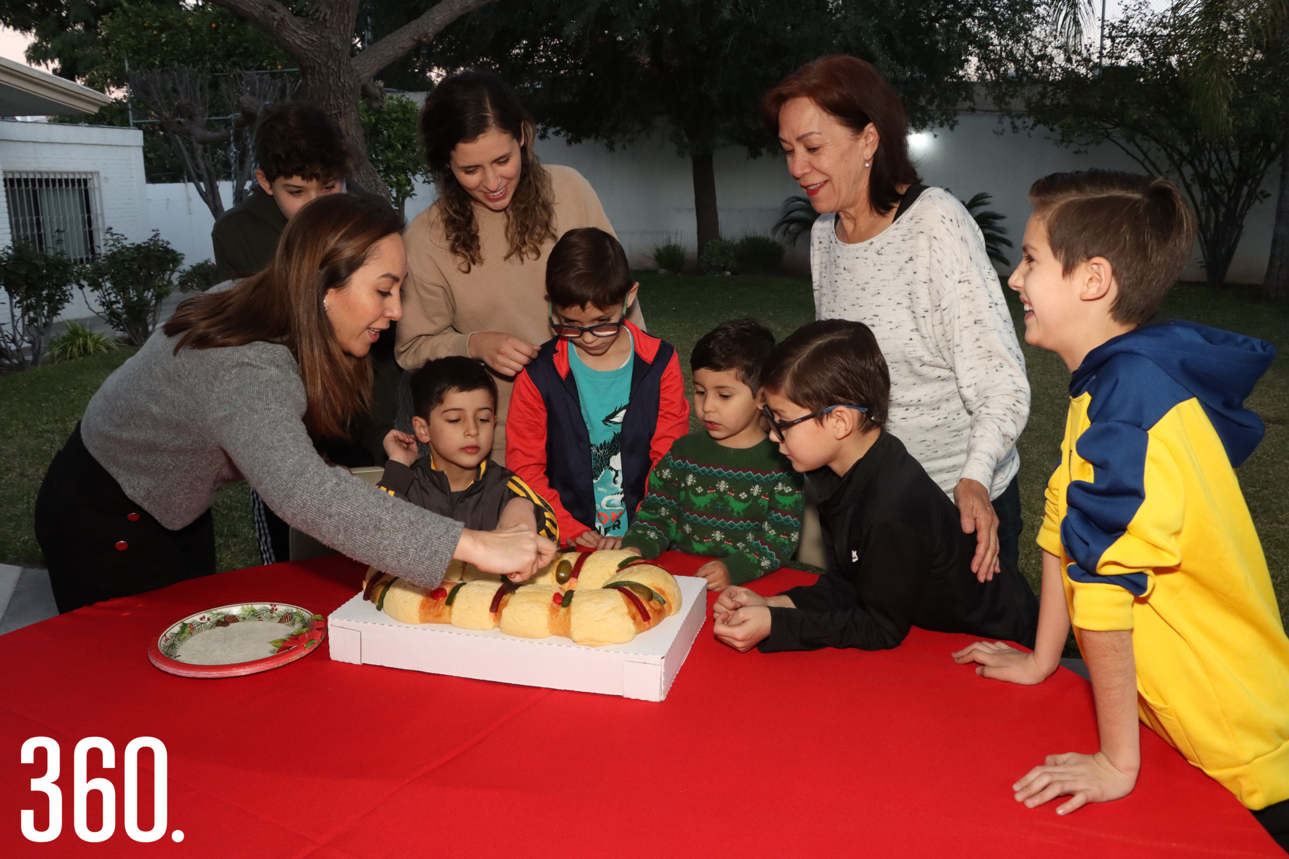 Laura Castilla, Sofía Herrera, Gabriela Cabello Castilla y los niños listos para partir la Rosca de Reyes.