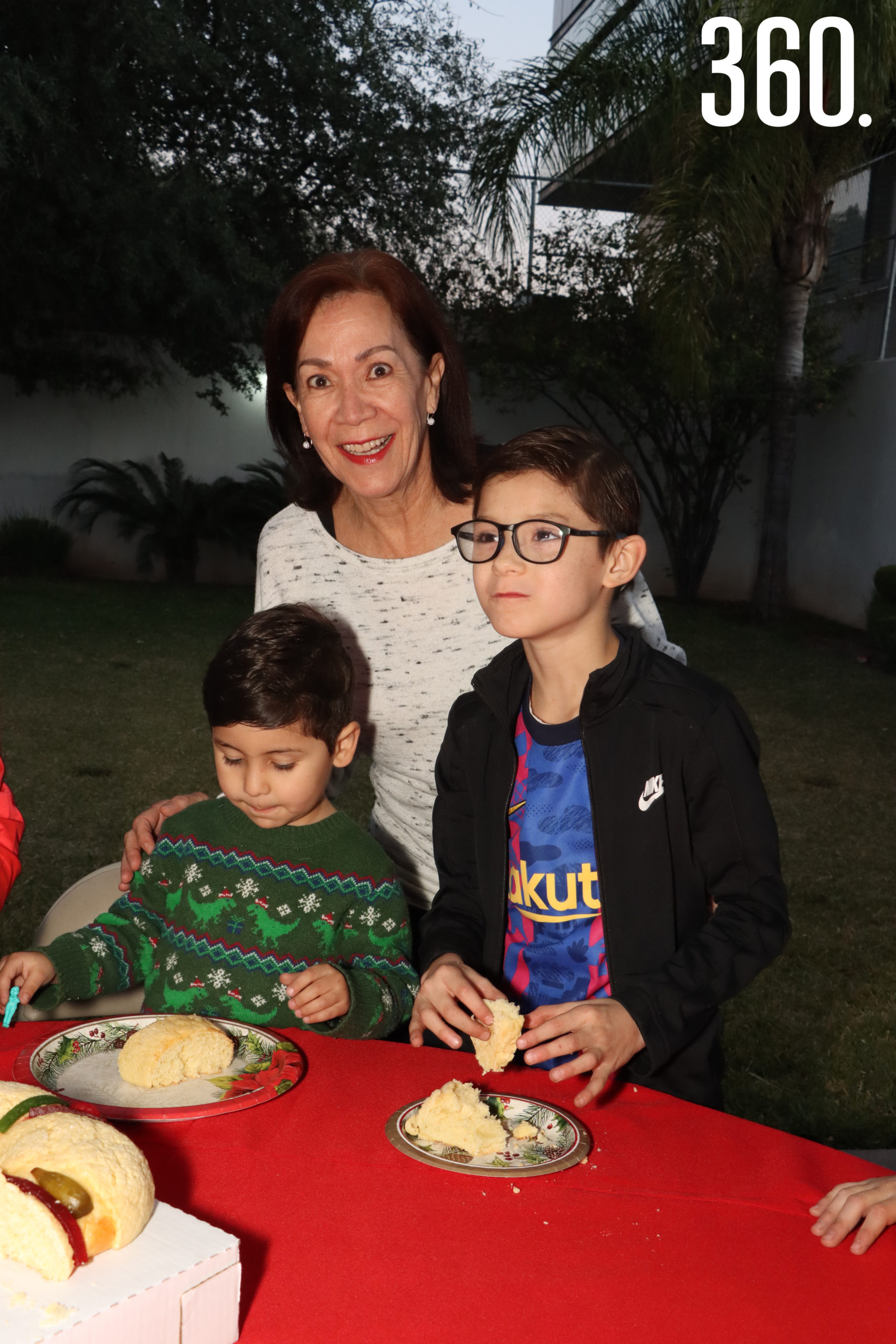 Laura Castilla de Cabello con sus nietos Andrés y José Carlos Cabello.