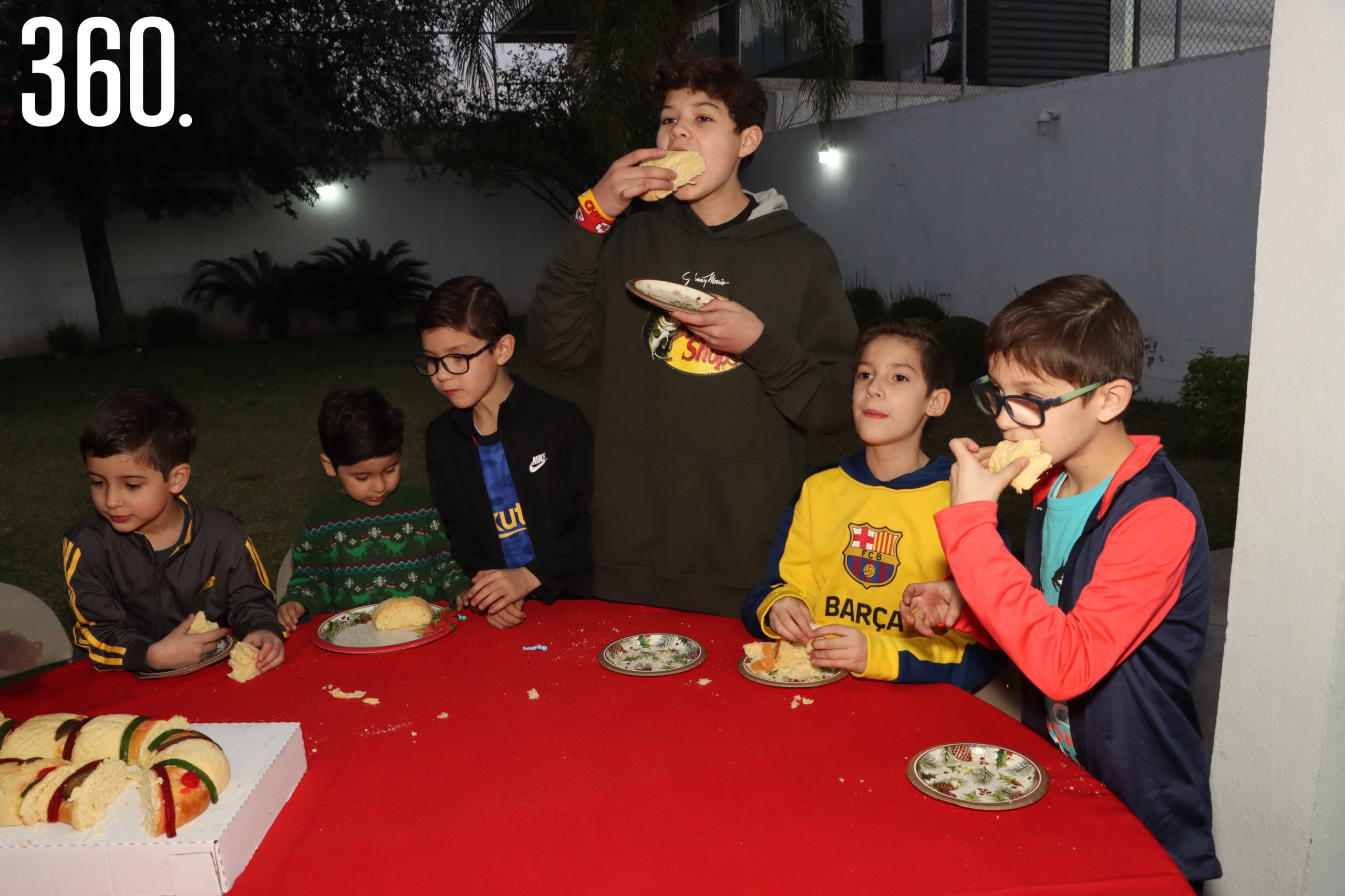Los niños disfrutaron de la Rosca de Reyes en familia.