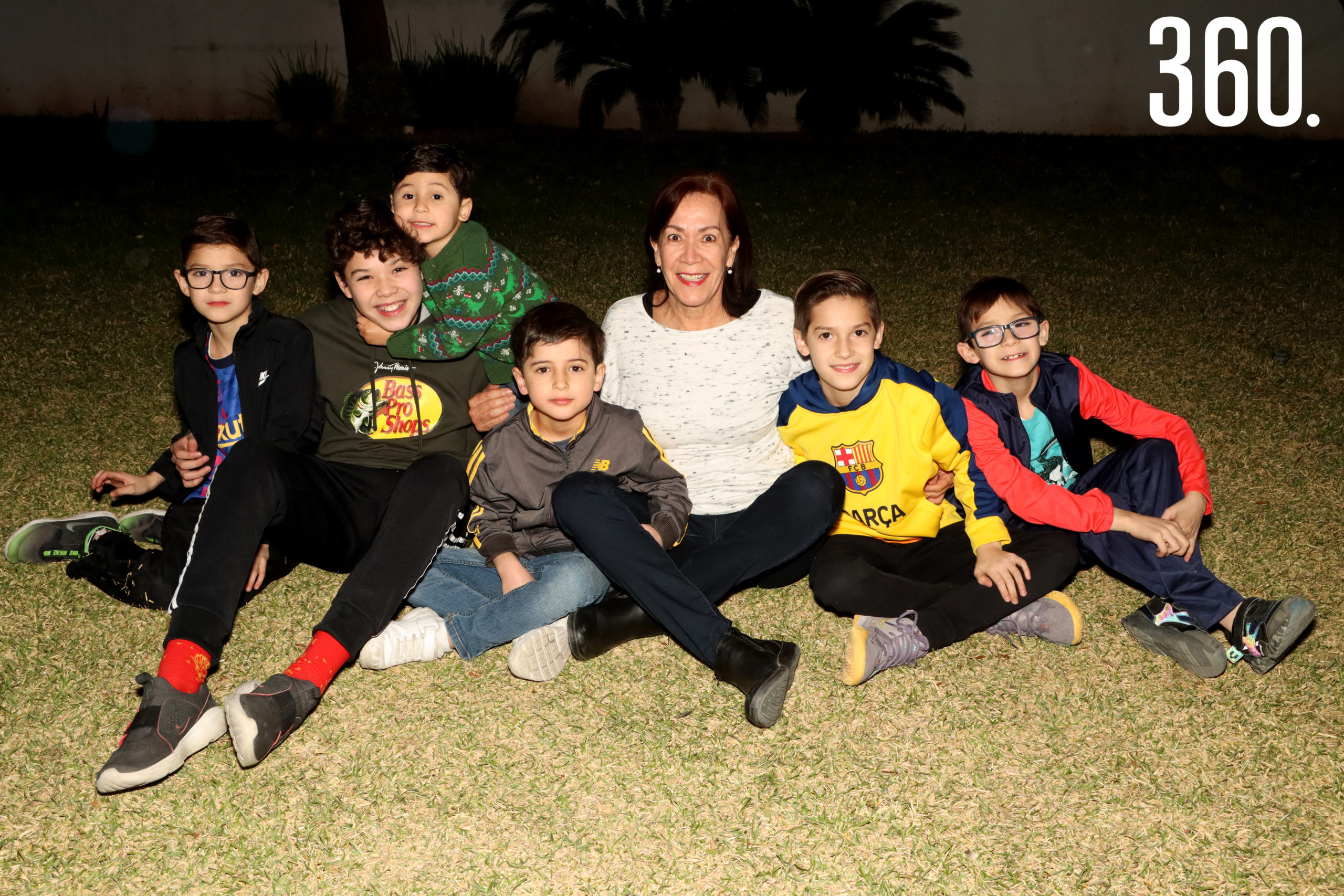 Laura Castilla de Cabello con sus nietos.