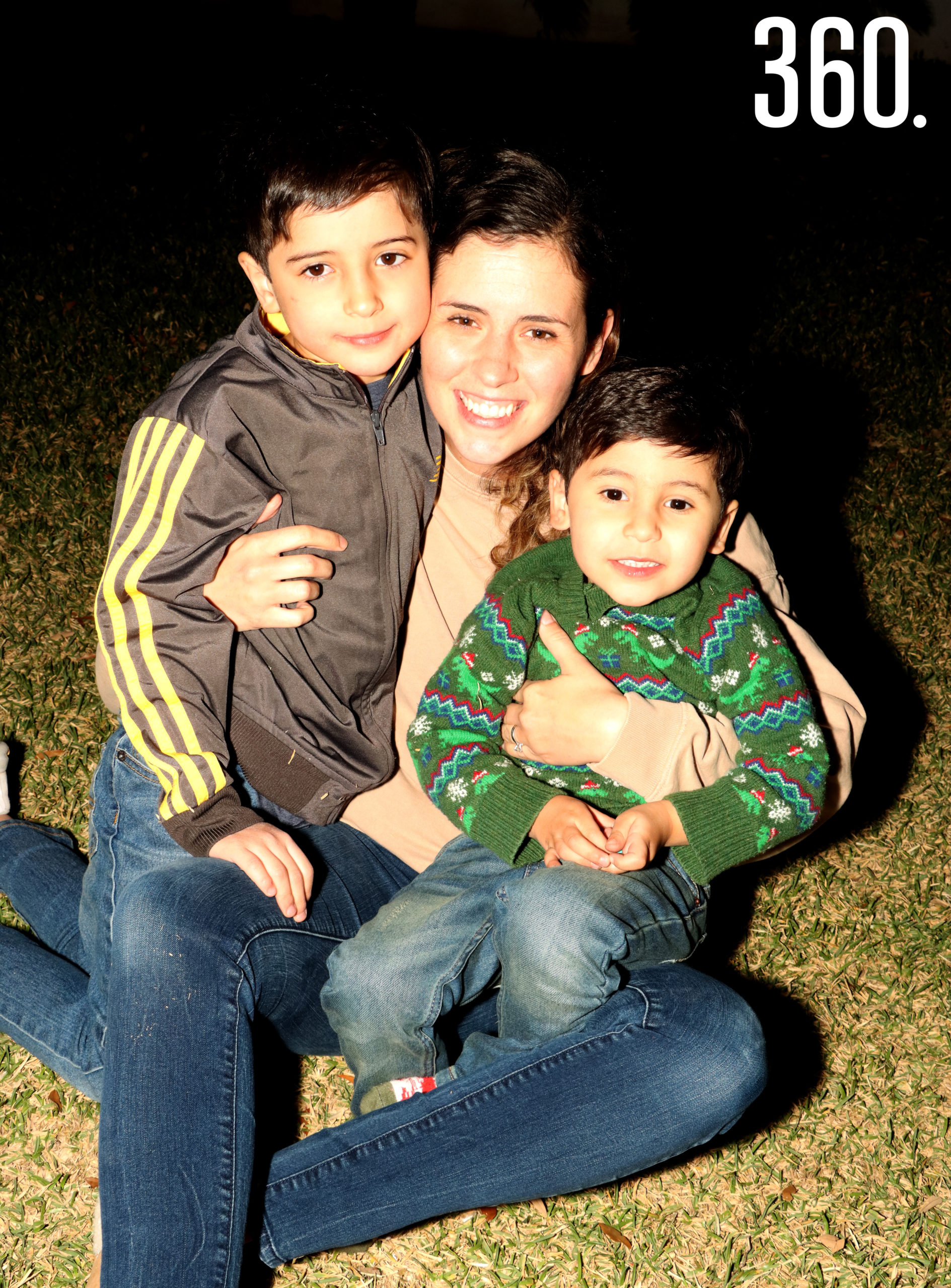 Sofía Herrera de Cabello con sus pequeños Ricardo y Andrés disfrutaron el Día de Reyes.