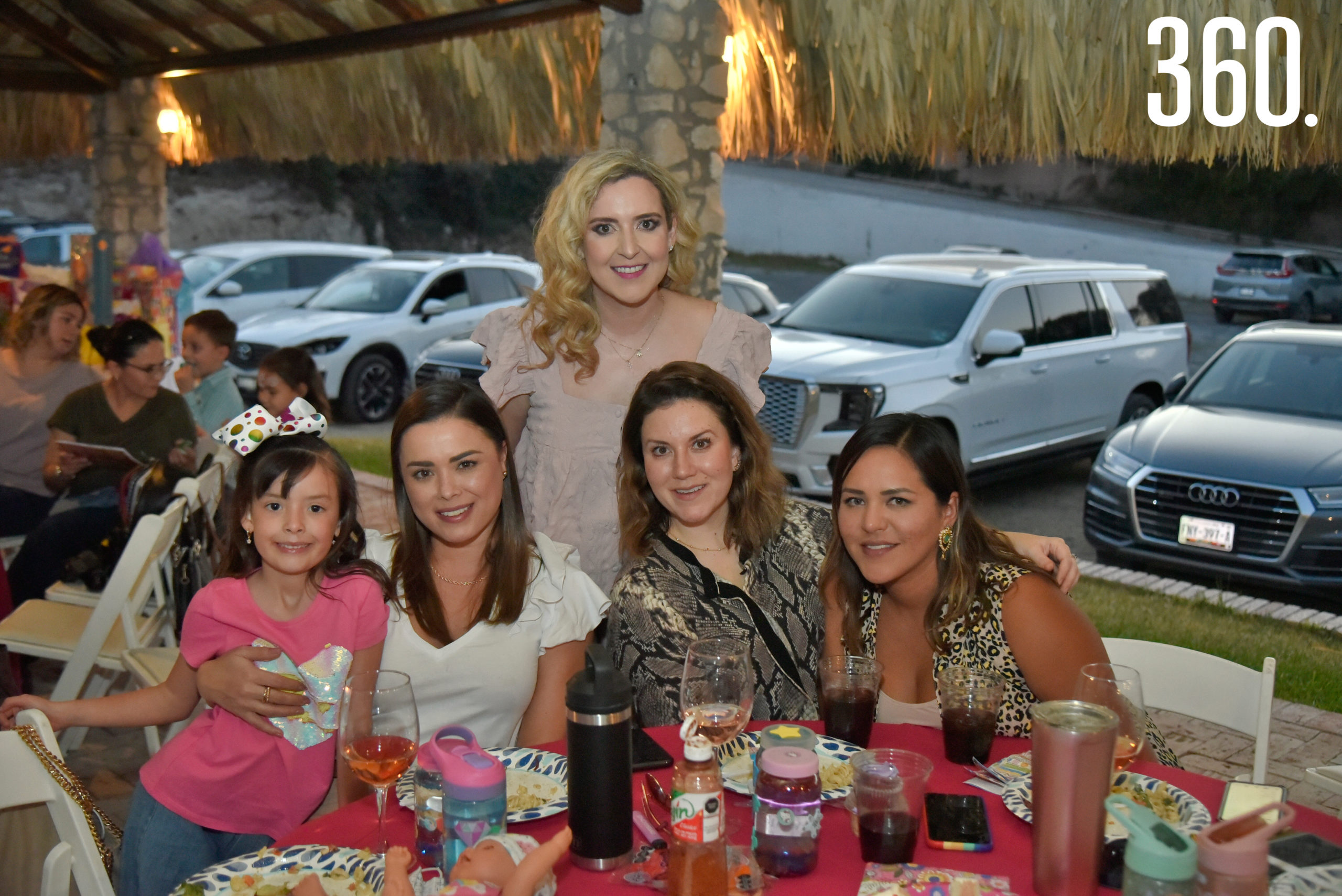 Romy Valdés, Valentina Cepeda, Leslie Dewey, Karina José y Nicte Guerrero.