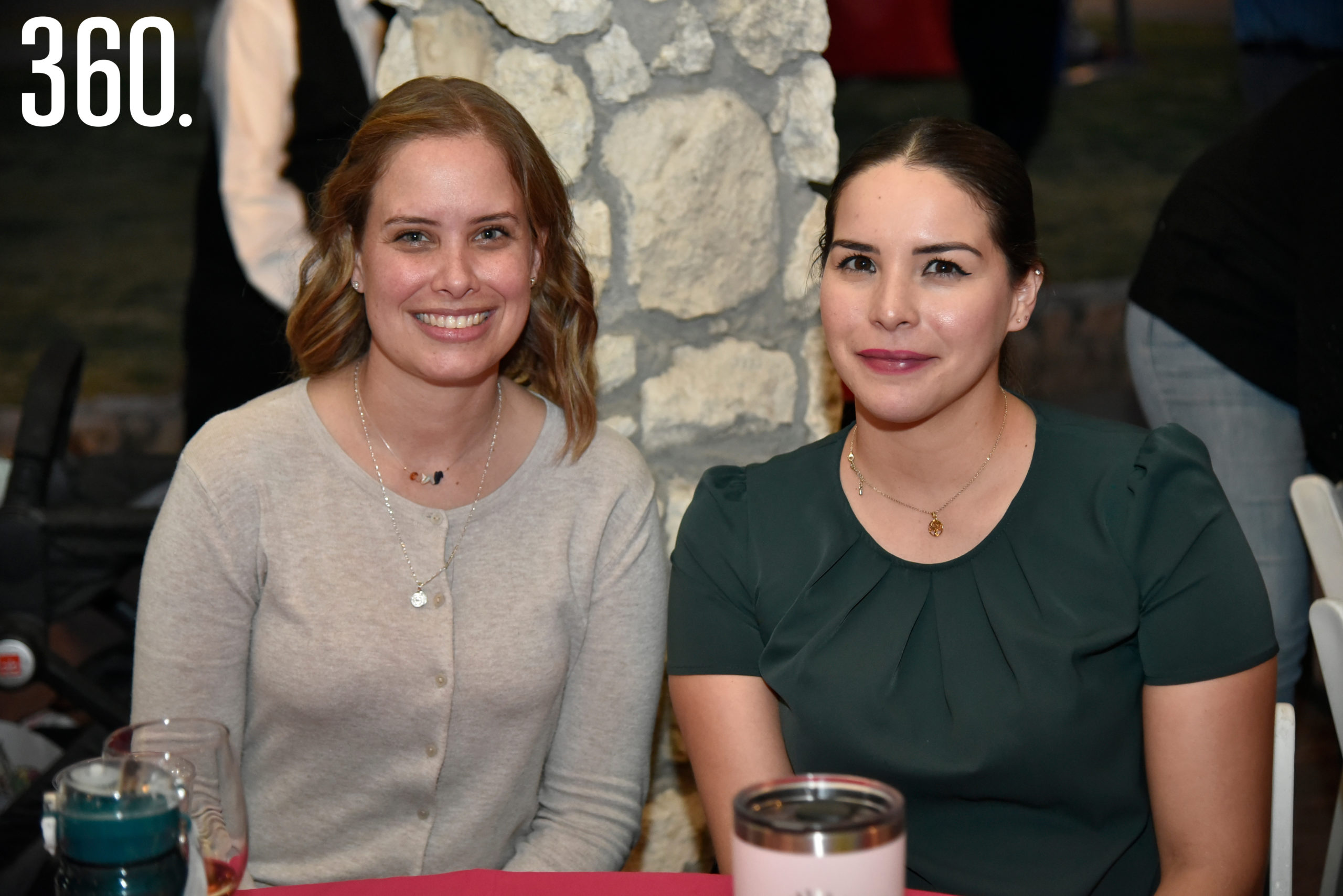 Angela González y Denisse Aguirre.