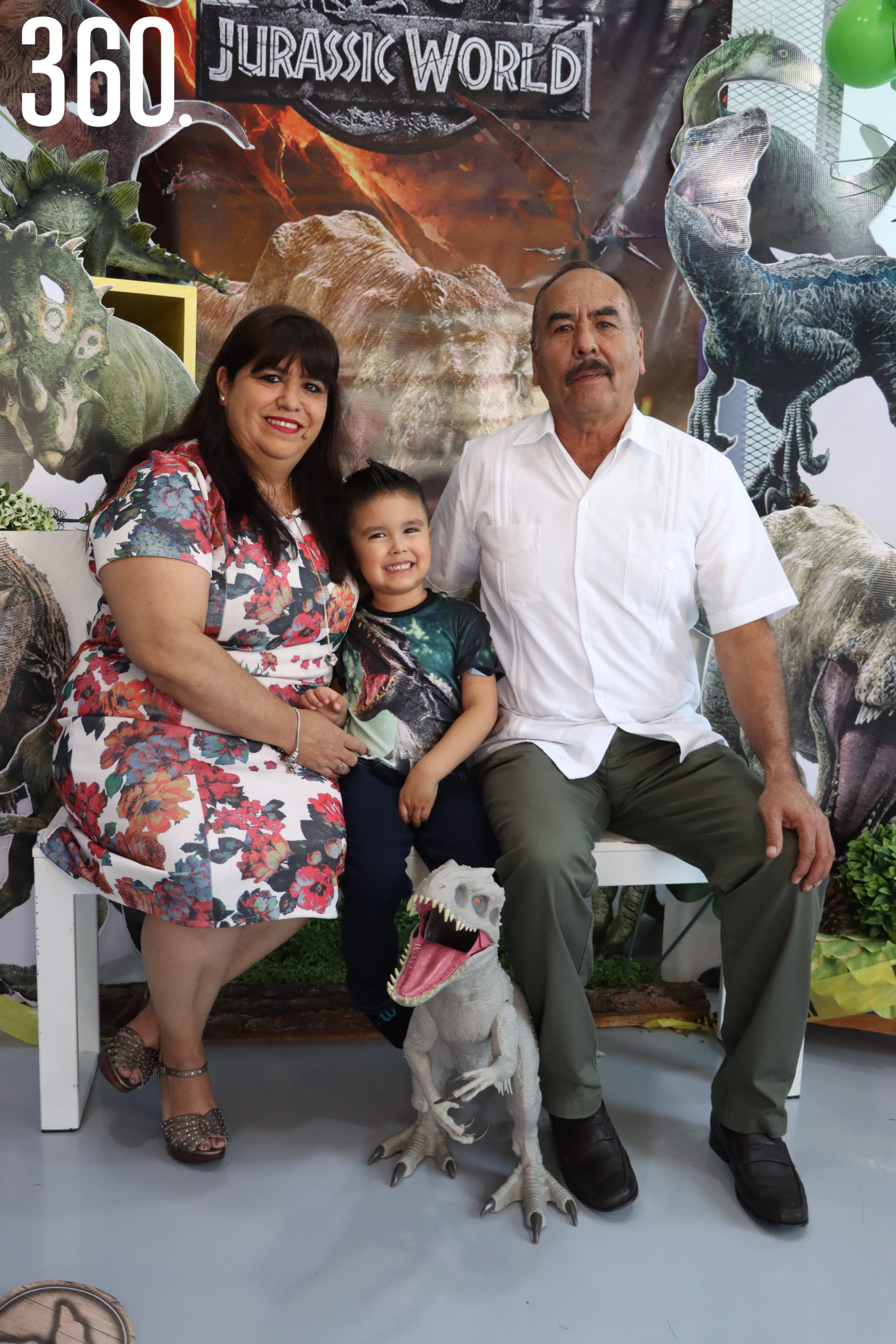 Héctor con sus abuelos, María Trinidad Figueroa y Héctor Rodríguez.