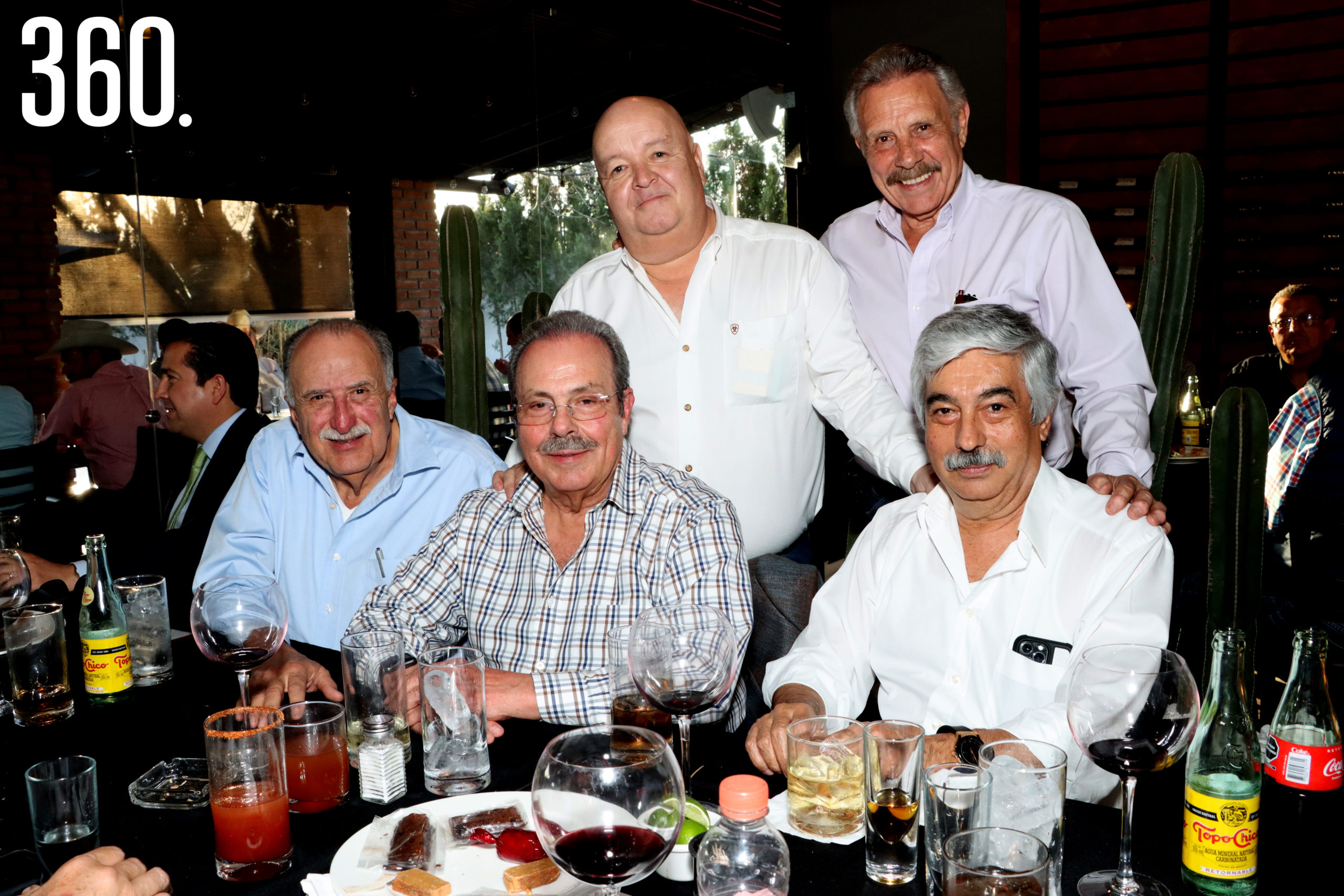 El cumpleañero acompañado por Héctor de la Fuente, Rodolfo Aguirre, Enrique Martínez y Martínez y Carlos Avilés.