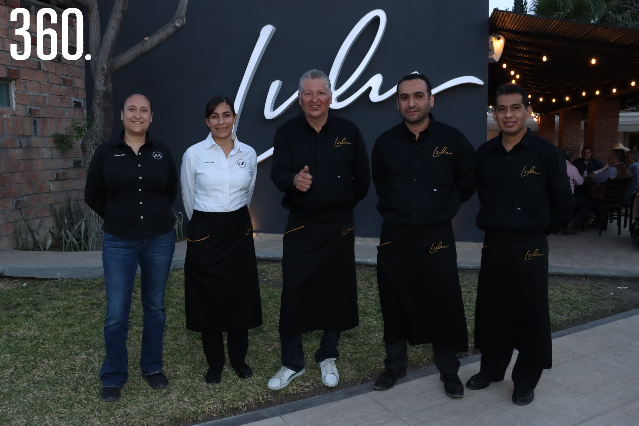 Antonio Pizarro y su equipo de trabajo del restaurante “Lulú Cocina y Vino”, atendieron a los asistentes al festejo de Jacobo Dávila por sus 50 años.