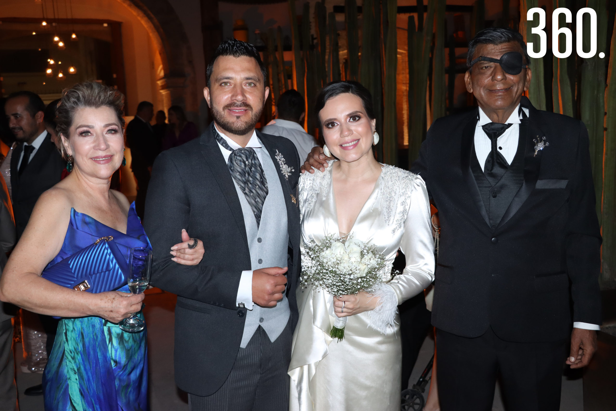 Los novios con Patricia Tamez y Jesús Javier Mendoza, padres del novio.