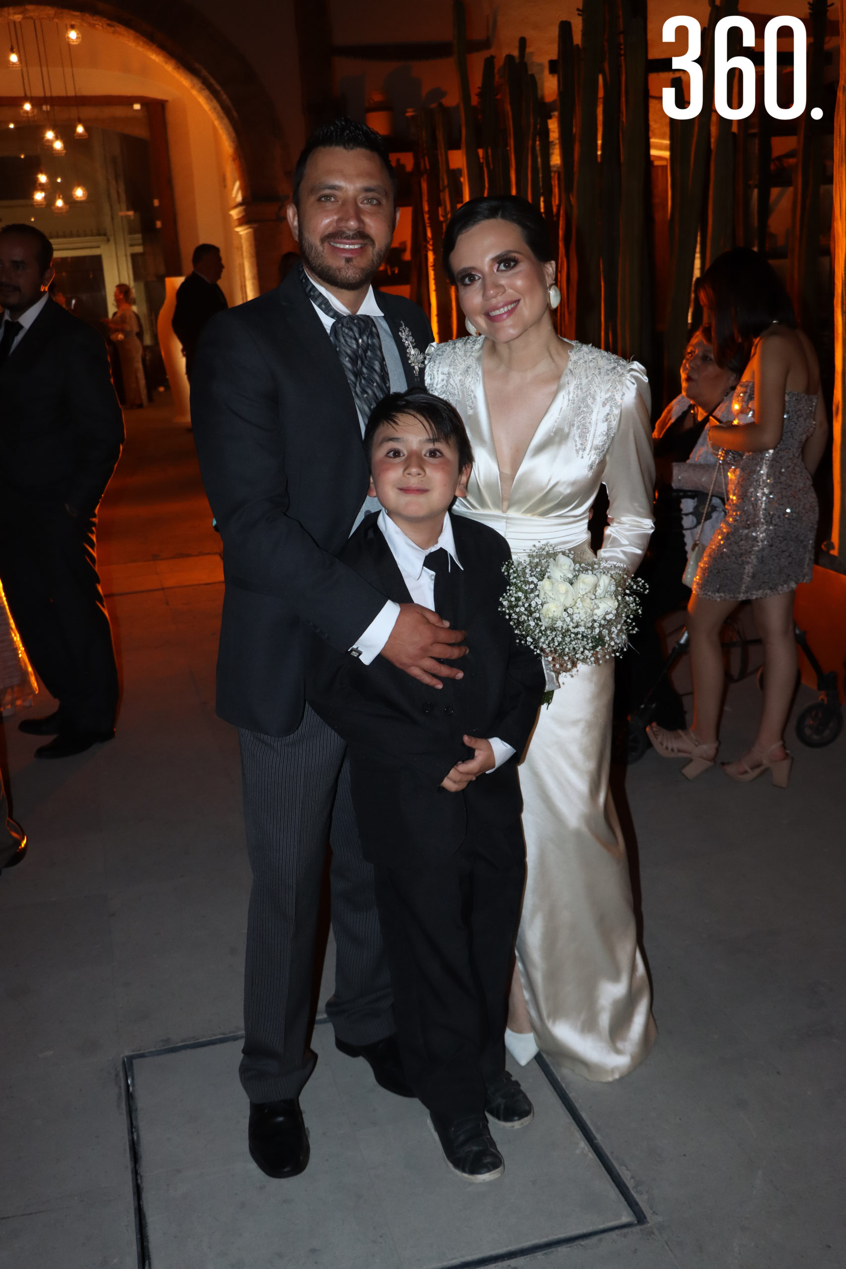 Los novios con Andrés Mendoza.